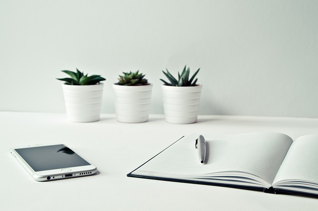 Get Your Virtual Office - Benefits & Services 5 desk, smartphone, iphone