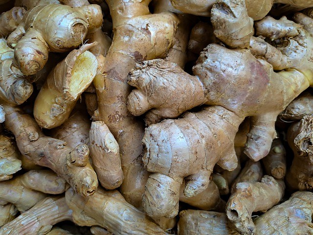 An image of a pile of ginger roots.