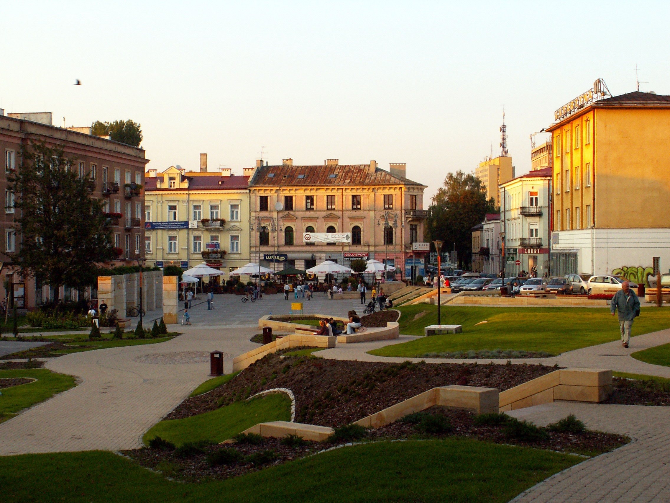 Plac Artystów w Kielcach (źródło: https://commons.wikimedia.org/wiki/File:Plac_Artyst%C3%B3w_01_ssj_20060914.jpg)