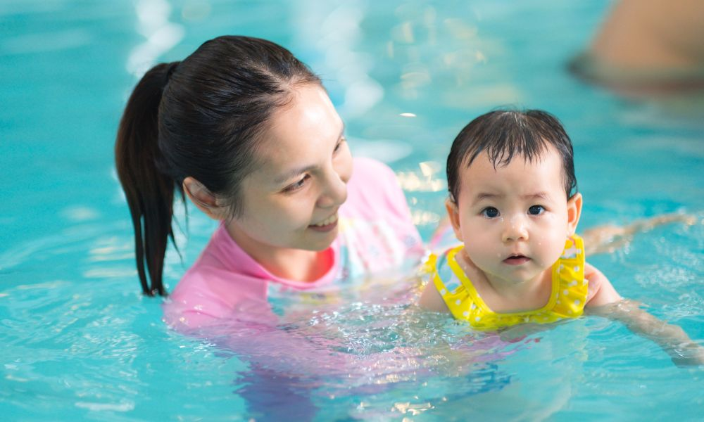 Baby swimming Can babies really swim?