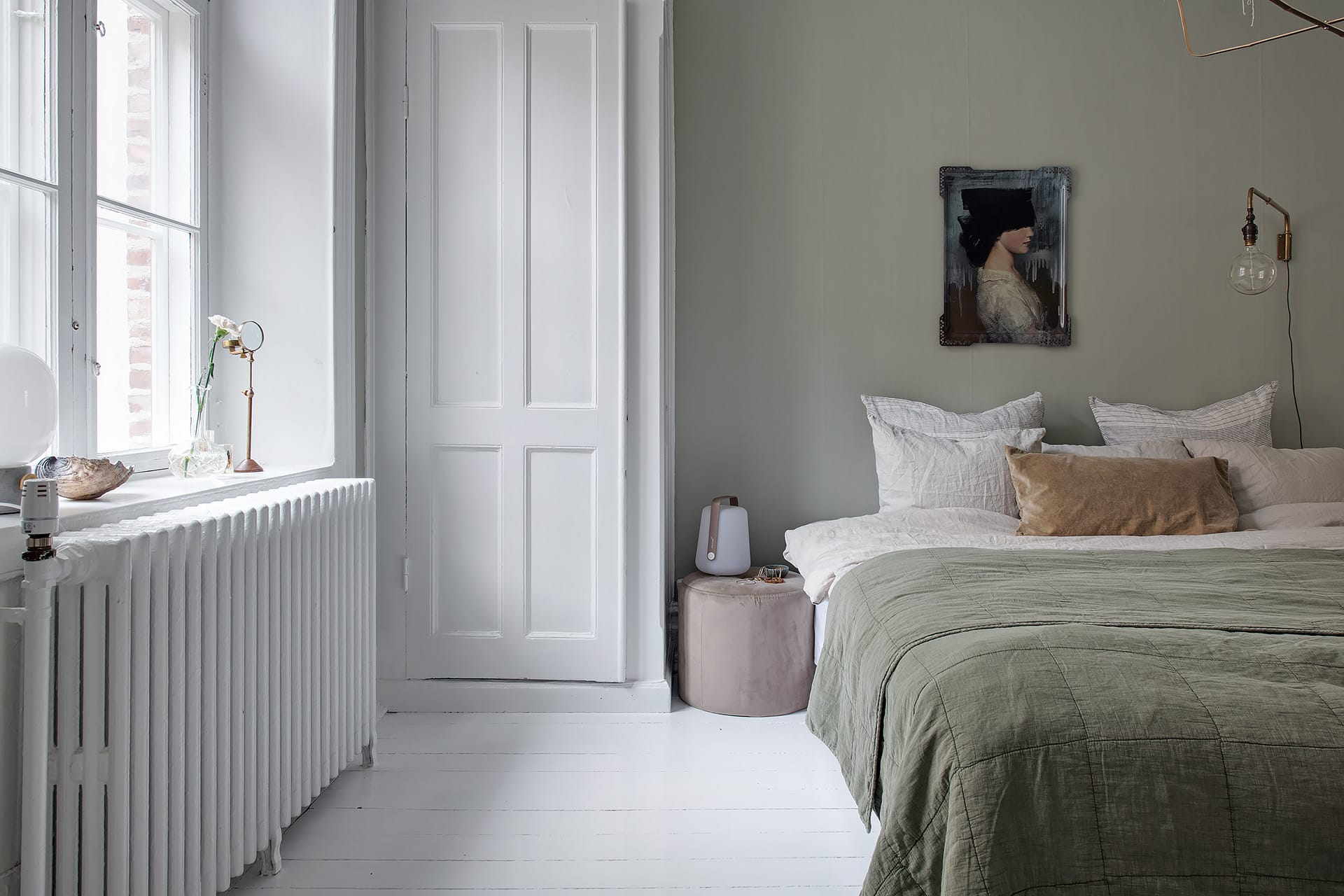 Interior kamar tidur dengan perpaduan warna putih dan sage green, via Cocolapindesign