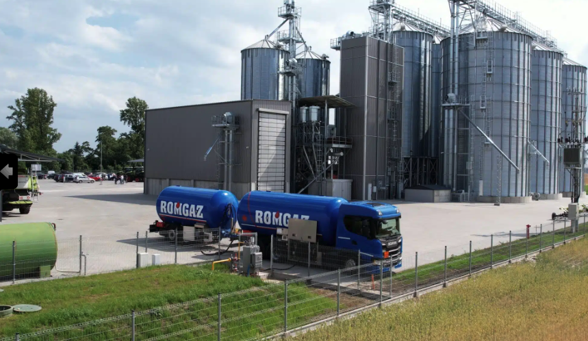 Cysterny z logo Romgaz zasilające w paliwo suszarnię zboża