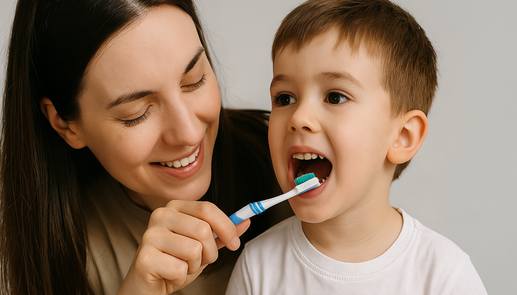 Mor hjelper barnet sitt med tannpuss, smilende og fokusert på god tannhelse for sunn utvikling.