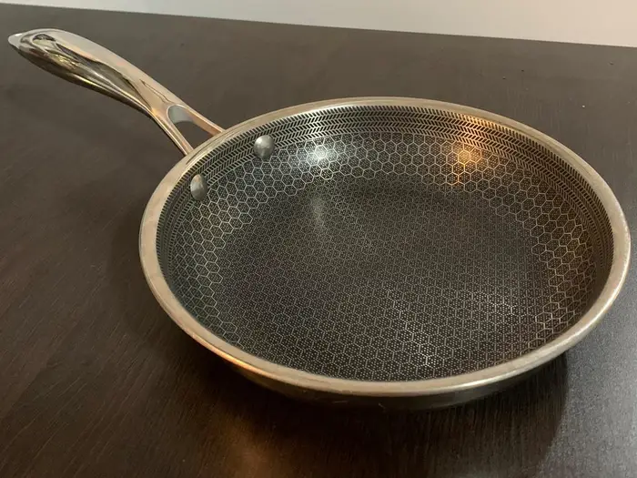 A HexClad Hybrid Pan with a lid on top