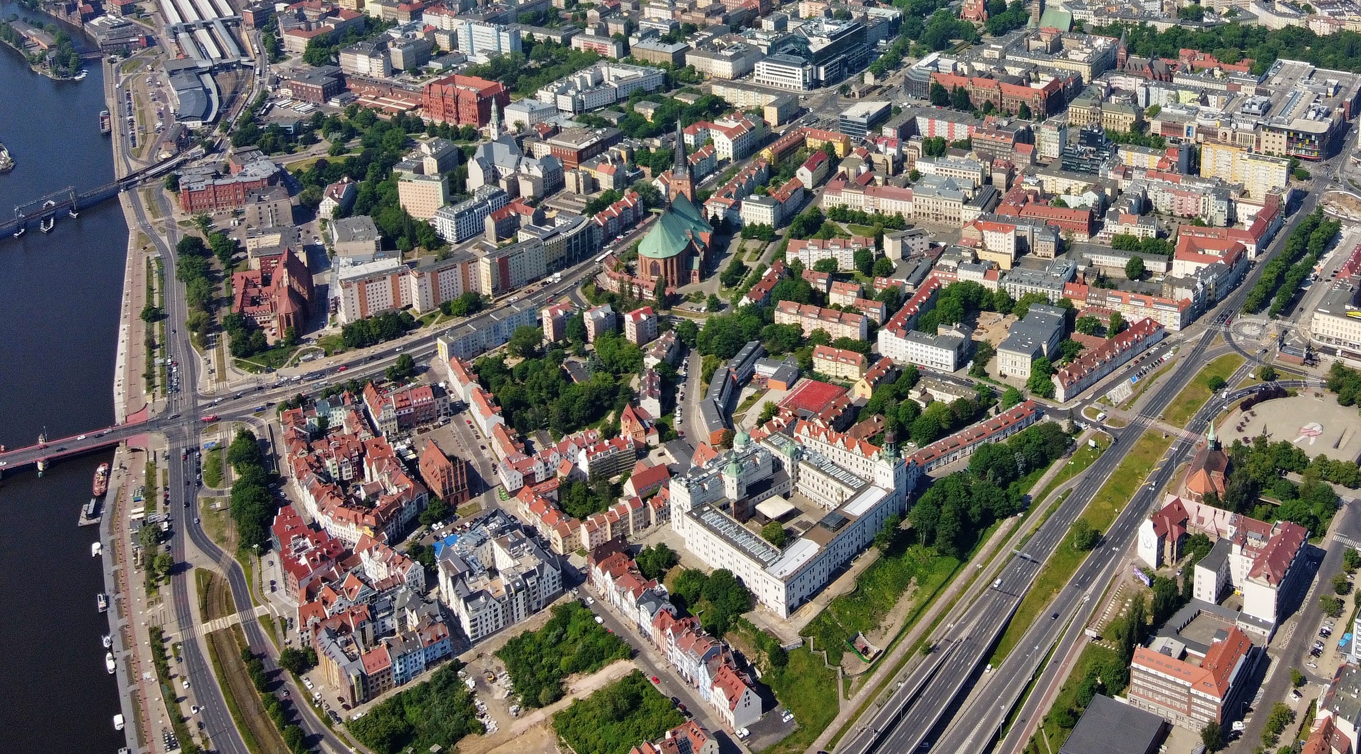 Widok z lotu ptaka na Szczecin oraz Stare Miasto. Źródło: https://commons.wikimedia.org/wiki/File:Szczecin_Stare_Miasto_dron_%281%29.jpg