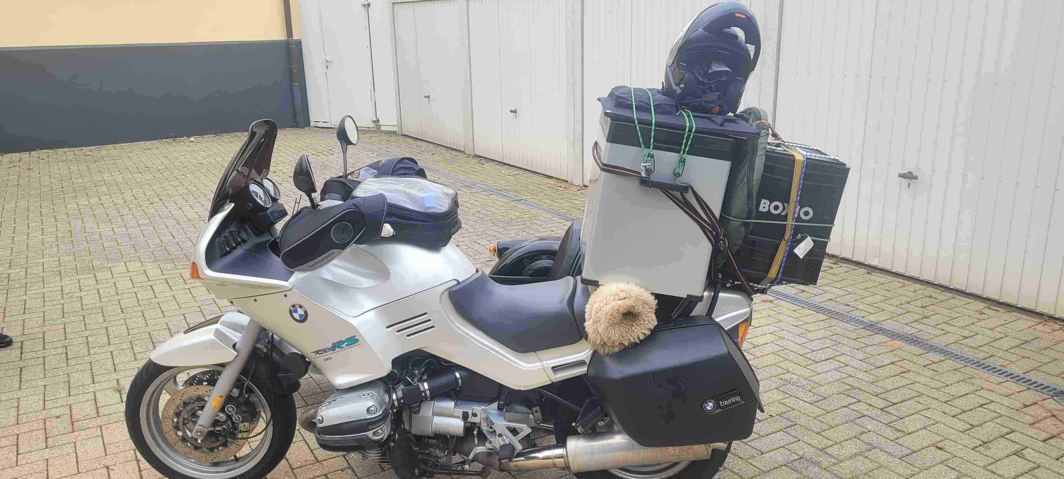 BOXIO-TOILET auf dem Gepäckträger eines Motorrads geschnallt. 