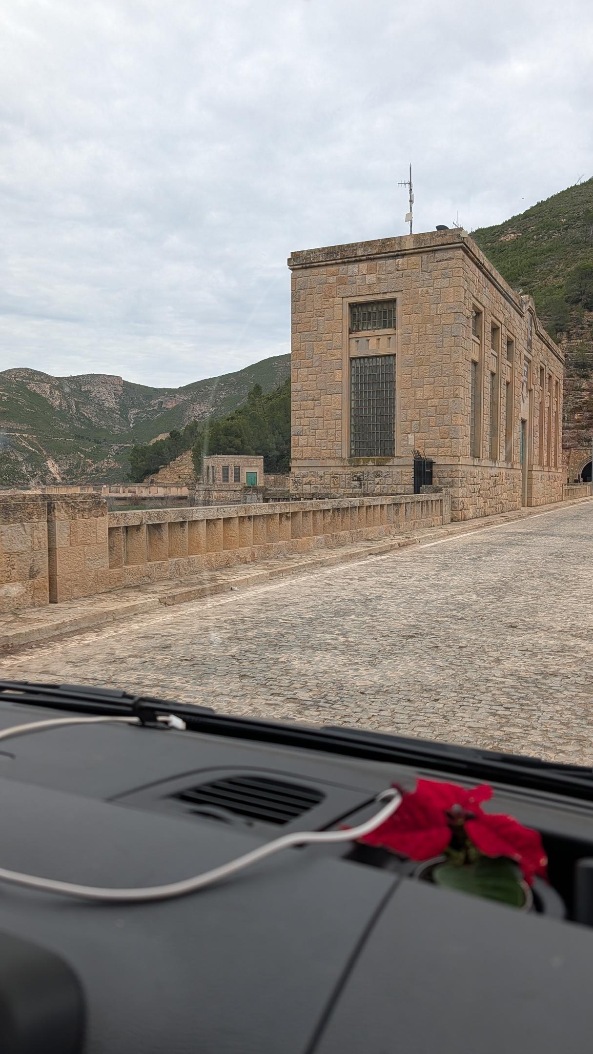 Blick auf ein altes spanisches Wasserwerk