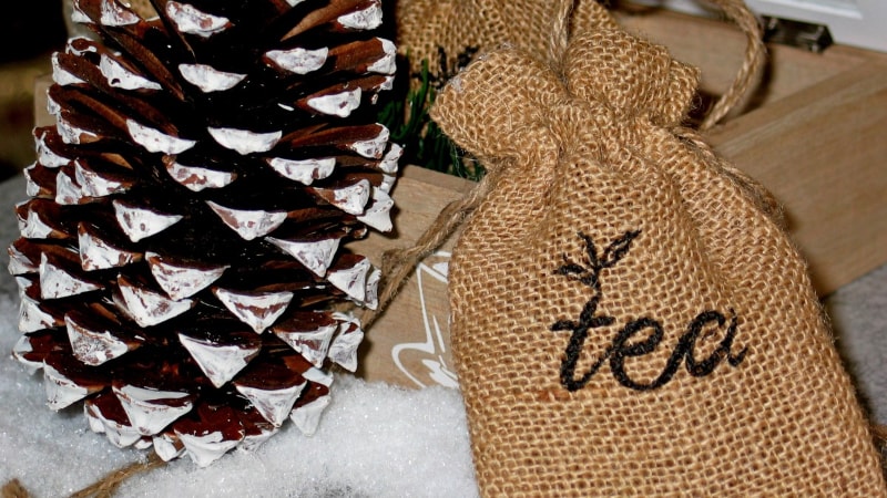 Small jute bag that says ''tea'' 