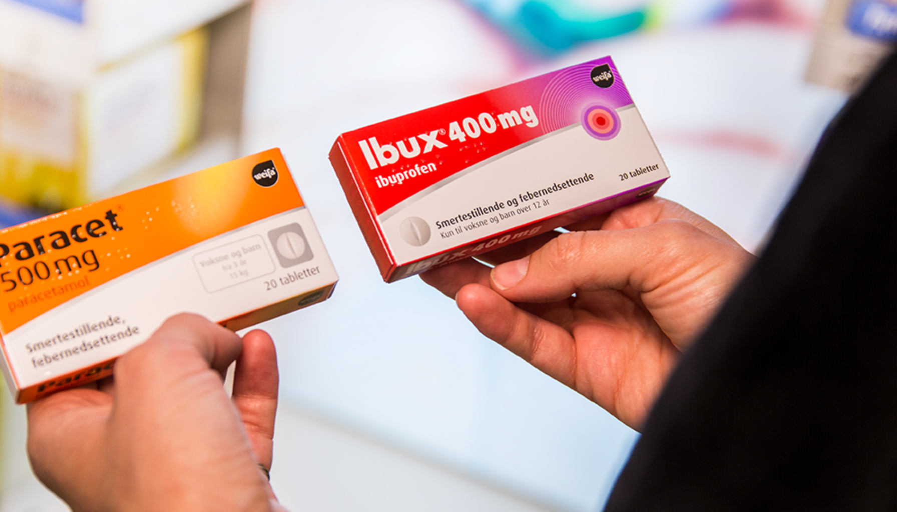 Person holder to medisinkartonger, Paracet 500 mg og Ibux 400 mg, for smertelindring og febernedsettelse. naproxen 250 mg samtidig bruk av andre bruk av naproksen samtidig bruk lege eller apotek tidligere har hatt bruker naproxen planlegger å bli gravid andre legemidler rådfør deg med lege moderate smerter brukes med forsiktighet 20 stk vanskeligere å bli gravid 40 kg 12 år dersom du er allergisk barn over 40 kg voksne og barn snakk med lege legemidler som inneholder naproksen betennelsesdempende og smertestillende kontakt lege inneholder 250 mg gjøre det vanskeligere 3 tabletter i døgnet 1 tablett ved behov høyt blodtrykk bør mylan bruk deretter 1 tablett brukes under legemidler alvorlig hjertesvikt dersom smertestillende legemidler andre tabletter blant annet reseptfrie legemidler hos økt brukes bruker nsaids legemiddel risiko legemidlet 1 2 tabletter behandling gravid sykdom nsaid samtidig barn legen bivirkninger stk tidligere under ibuprofen mage sår effekt hodepine hatt spesielt nedsatt blødning 1 2 inneholder apotek antiinflammatoriske bilde steroide dose forsiktighet