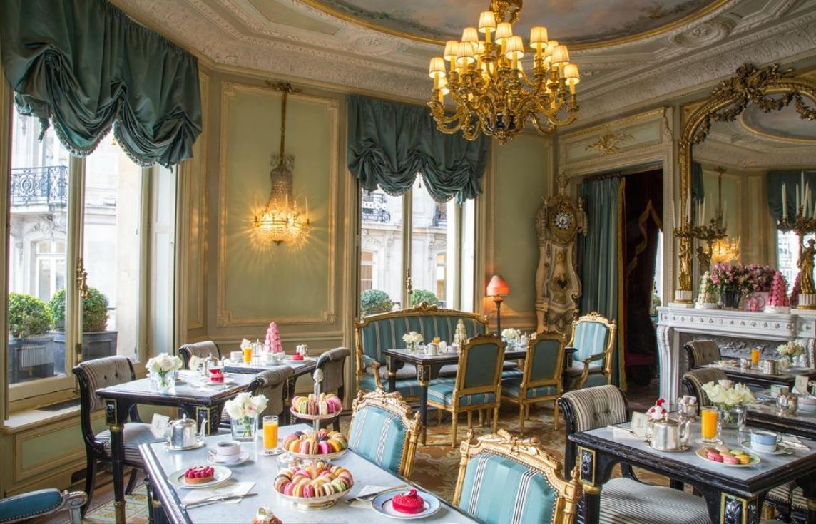 brunch places in paris with classic dishes and pains au chocolat 