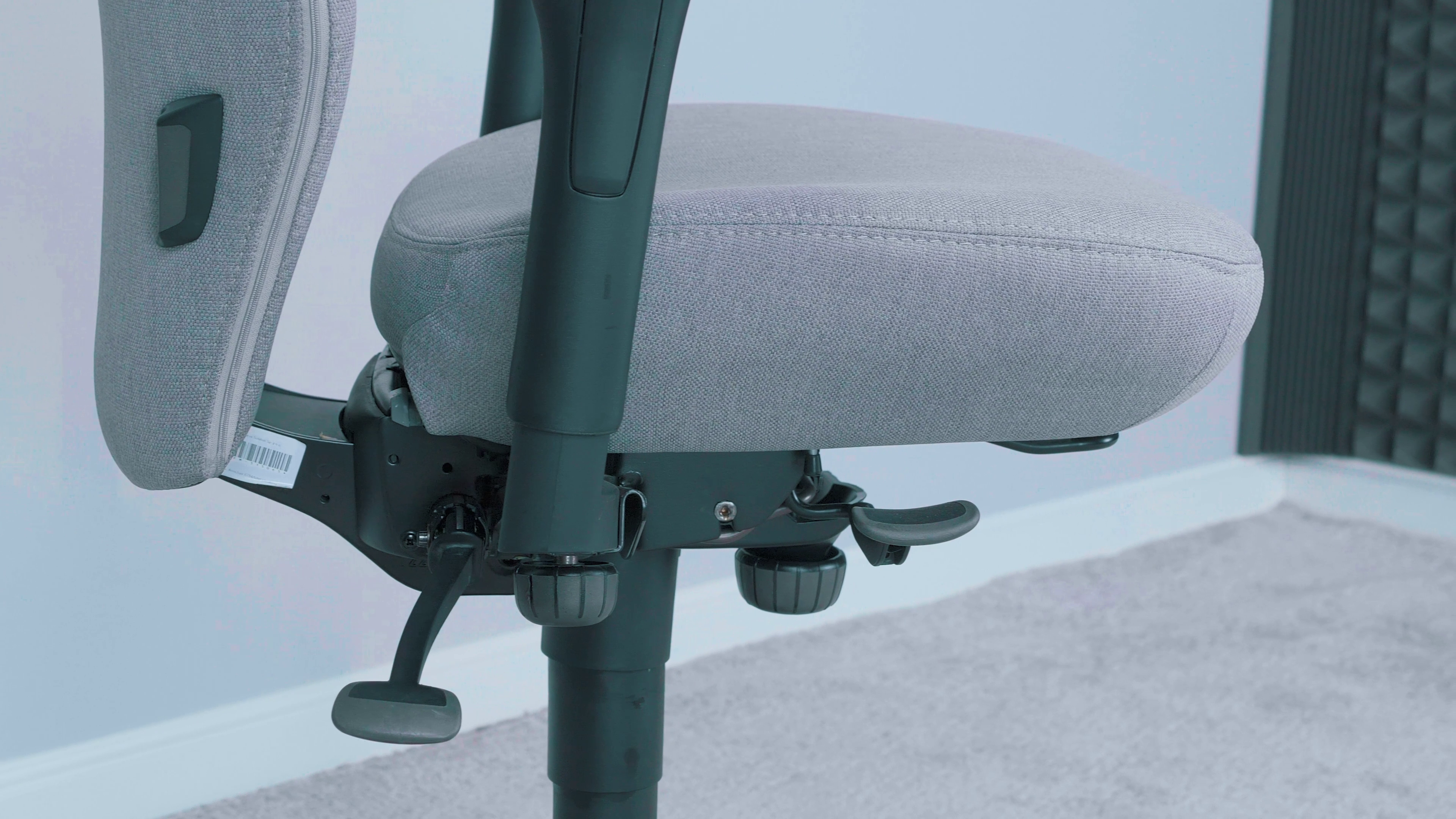 Krzesła biurowe ergonomiczne ranking 1600–2500 zł – najlepsze modele do pracy biurowej w 2026 roku 10 Regulacja mechanizmów w Kinnarps Plus. Źródło: Brastech