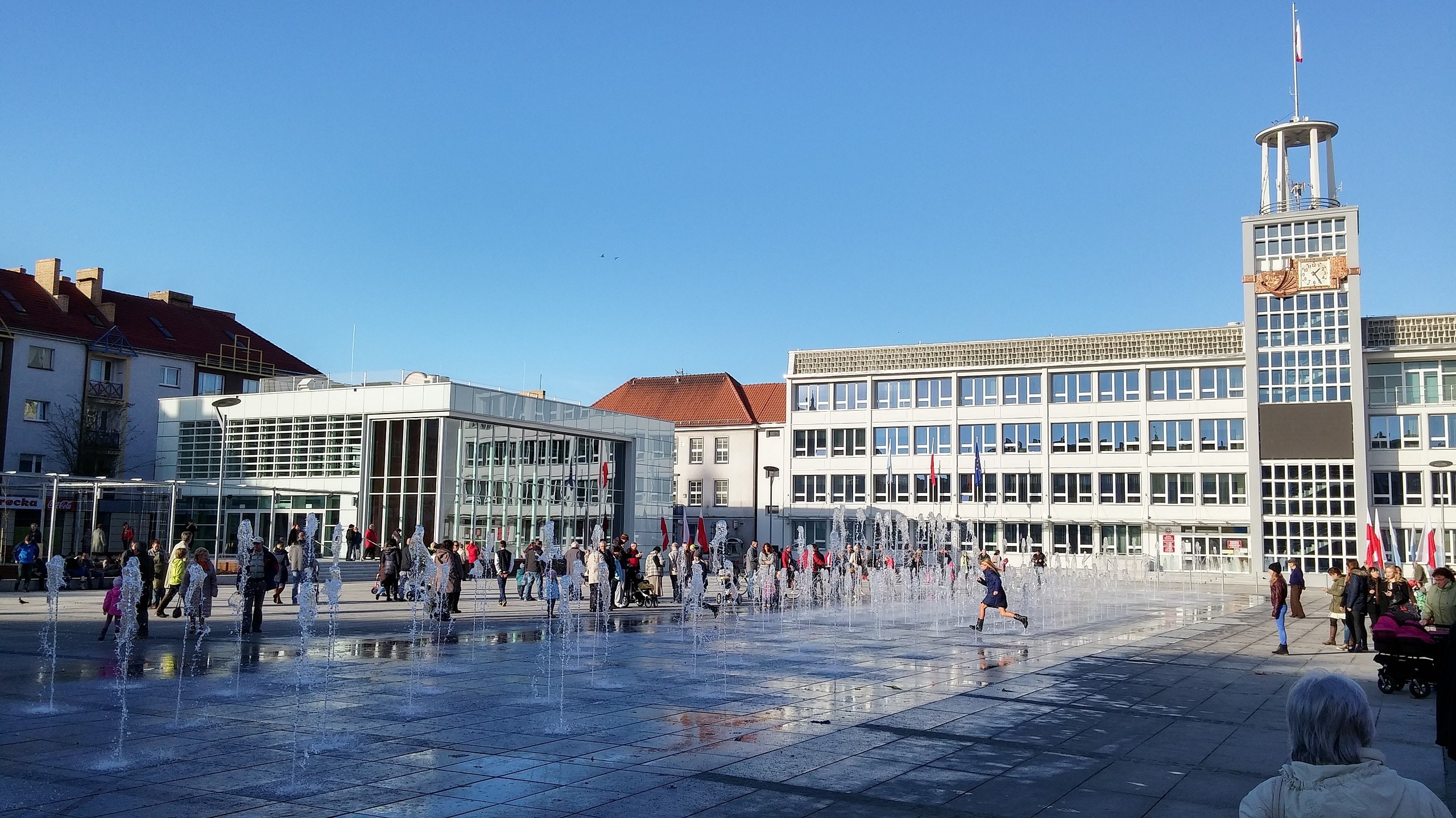 Miasto Koszalin i rynek staromiejski z zabudową. Źródło: https://commons.wikimedia.org/wiki/File:Koszalin_Rynek_Staromiejski_w_2014_roku.jpg