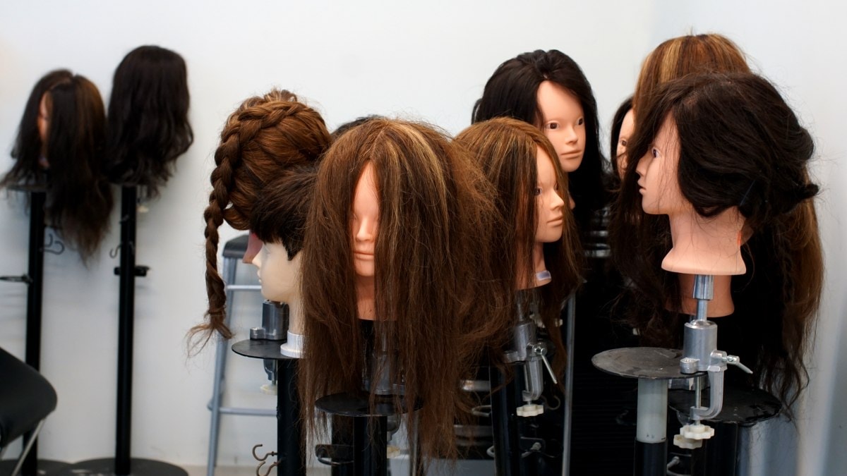 Artistic comparison between BELLAMI Hair and ColdHair extensions, aiding in the decision-making process