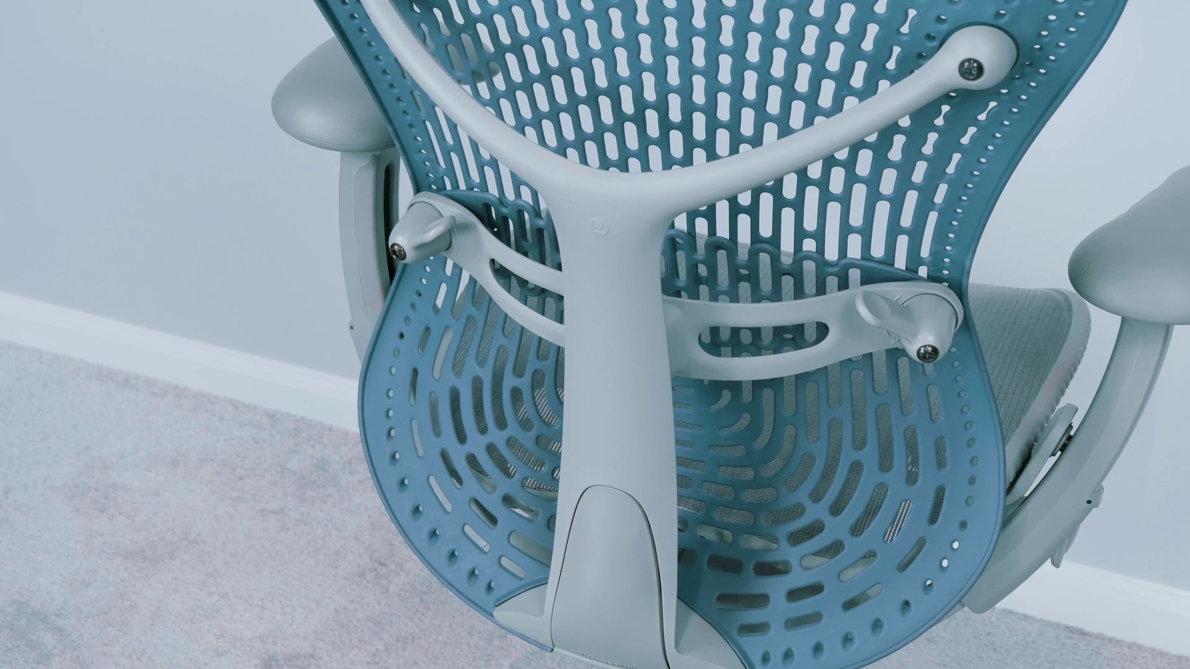 Krzesła biurowe ergonomiczne ranking 1600–2500 zł – najlepsze modele do pracy biurowej w 2026 roku 2 Oparcie Herman Miller Mirra. Źródło: Brastech