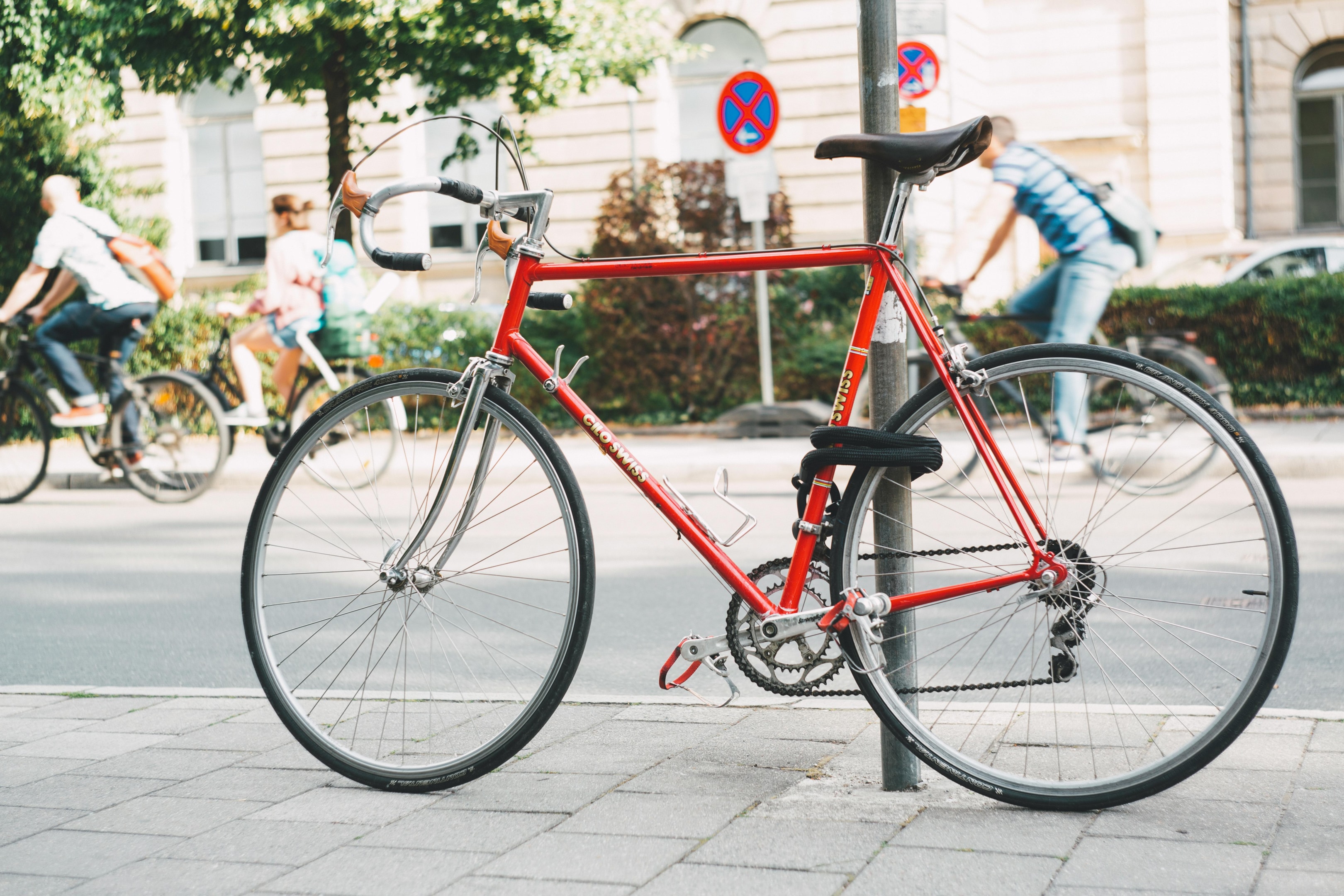 Een persoon die aangifte doet van een gestolen fiets.