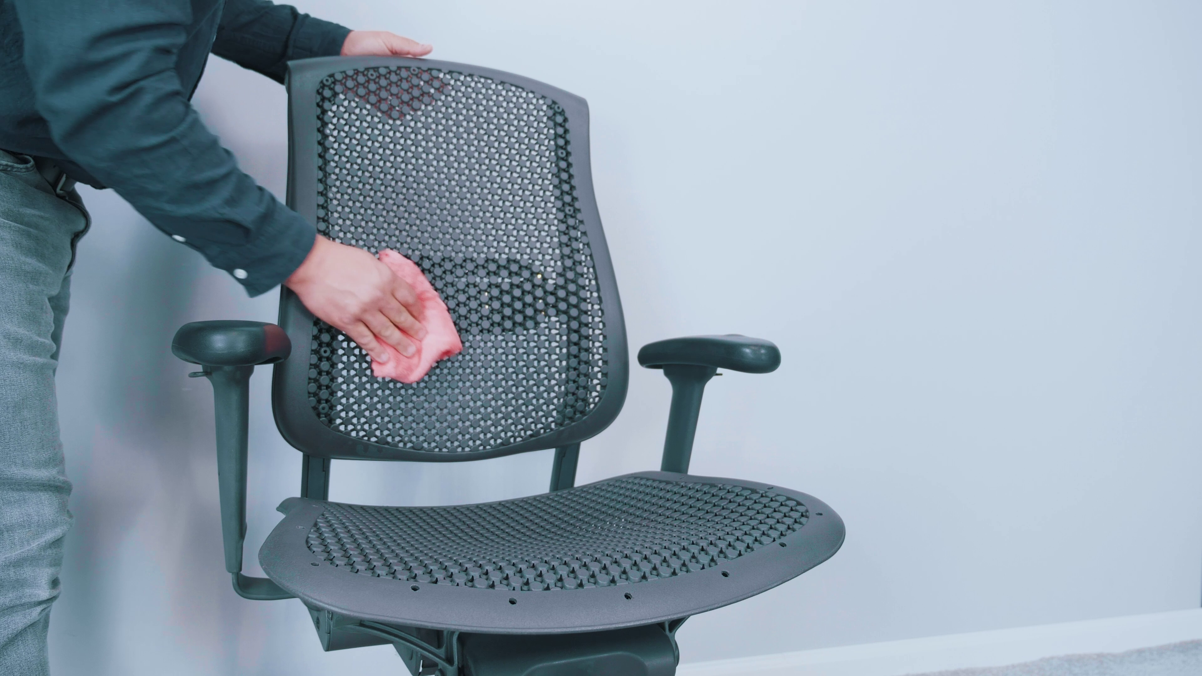 Herman Miller Celle – trwałość i ergonomia w praktyce pracy biurowej 6 Łatwość utrzymania w czystości atutem Herman Miller Celle. Źródło: Brastech