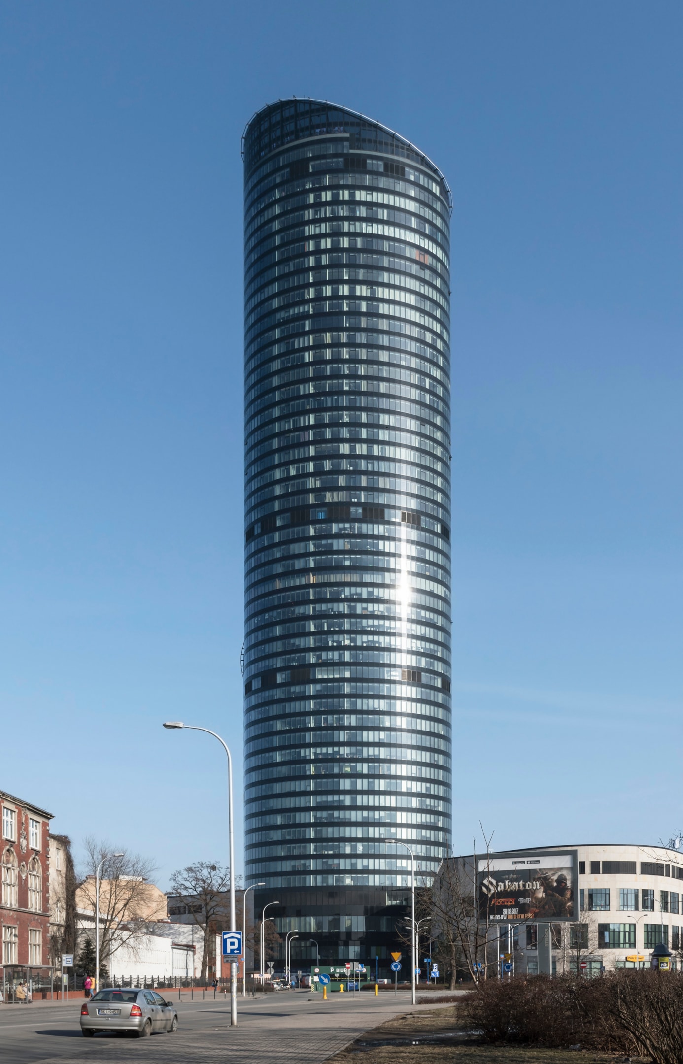 Sky Tower we Wrocławiu (źródło: https://commons.wikimedia.org/wiki/File:2017_Sky_Tower_we_Wroc%C5%82awiu.jpg)