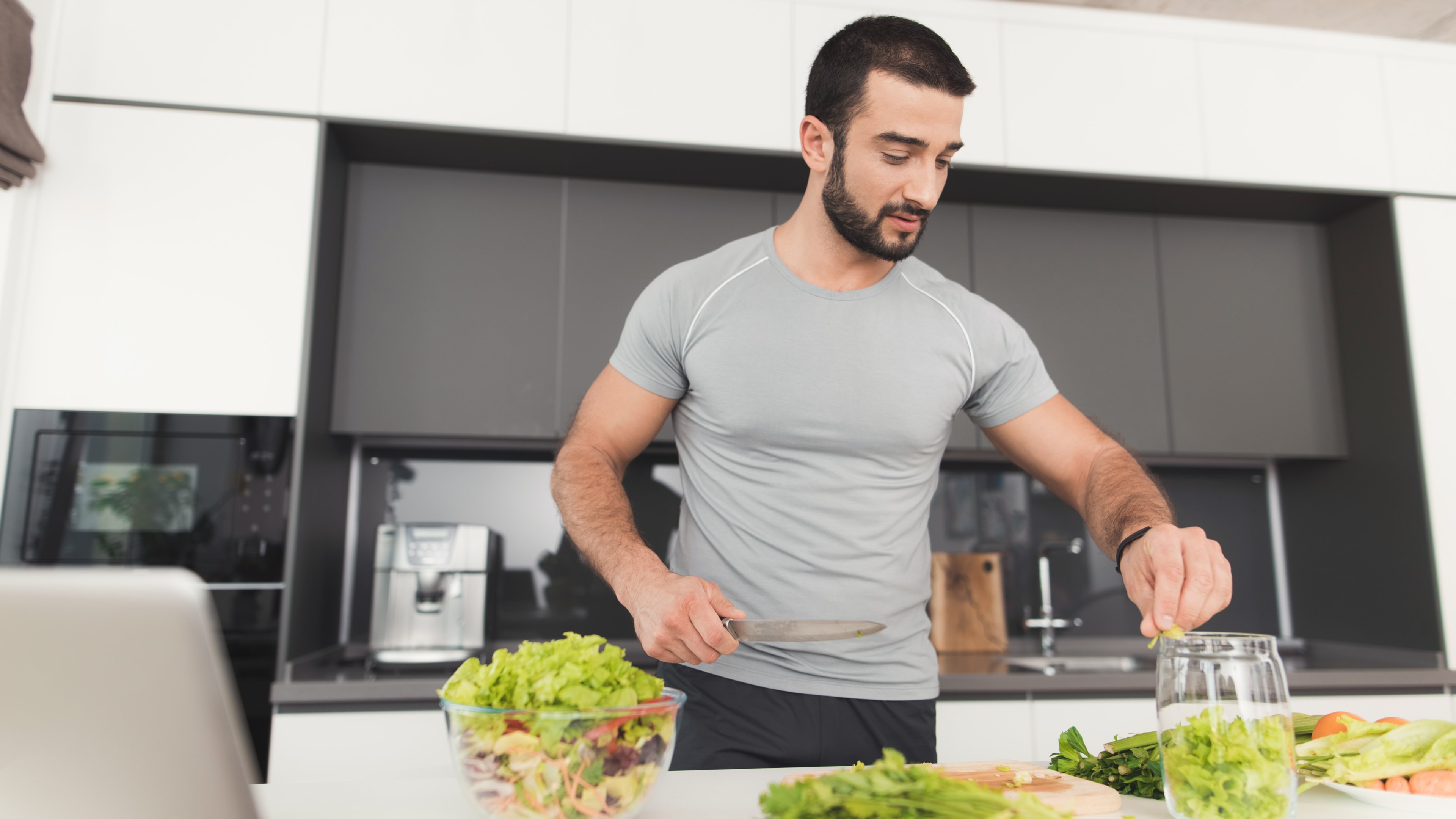 Co powinna znaleźć się w jadłospisie diety odchudzającej dla mężczyzny takiego jak na zdjęciu?
