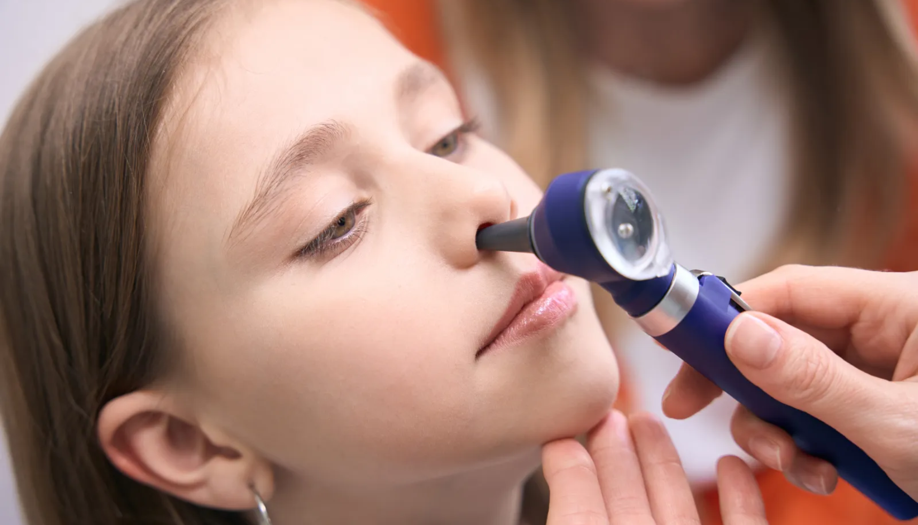 Barn får nesesjekk av lege med otoskop, ansikt og hånd synlig, medisinsk undersøkelse. bihulebetennelse akutt bihulebetennelse kronisk bihulebetennelse øre nese bør du kontakte lege tett nese symptomer på bihulebetennelse behandling av bihulebetennelse bihulebetennelse oppstår oppstår ofte går ofte bihulebetennelse går bakteriell bihulebetennelse tap av luktesans slimhinneavsvellende nesespray vanlige symptomer skjev neseskillevegg reseptfrie smertestillende hevelse rundt høy feber behandling bihulene nese akutt ofte kronisk smerter bør nesen symptomer antibiotika feber lege oppstår dersom symptomene forkjølelse bihuler dager nesespray hos øynene varer slimhinneavsvellende tilfeller flere mer bakteriell andre bihulebetennelser bakterier mindre