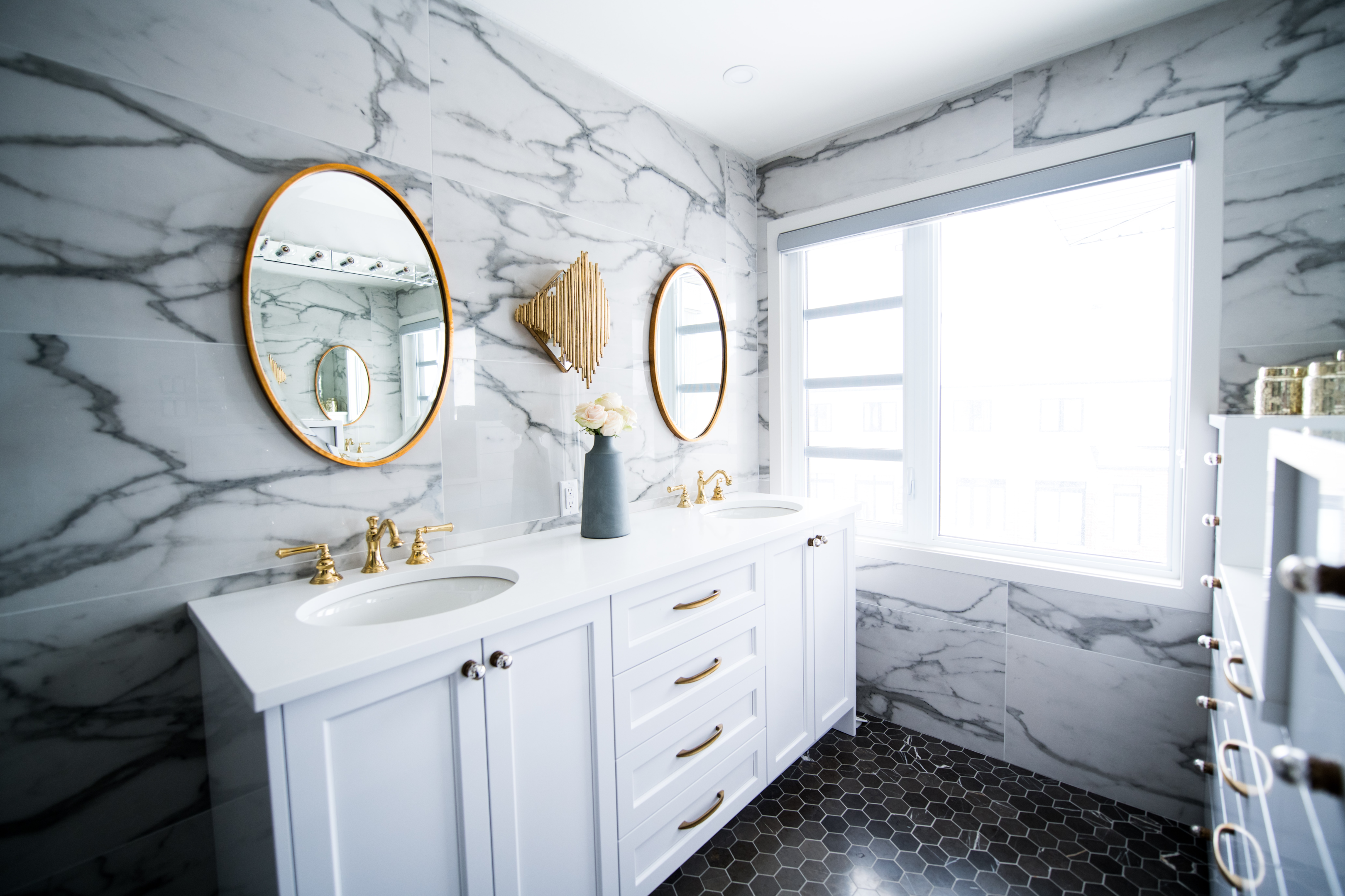 Yes, every luxury home needs a powder room. (Photo from Unsplash) | Img Link: https://images.unsplash.com/photo-1564540579594-0930edb6de43?ixlib=rb-1.2.1&ixid=MnwxMjA3fDB8MHxwaG90by1wYWdlfHx8fGVufDB8fHx8&auto=format&fit=crop&w=870&q=80