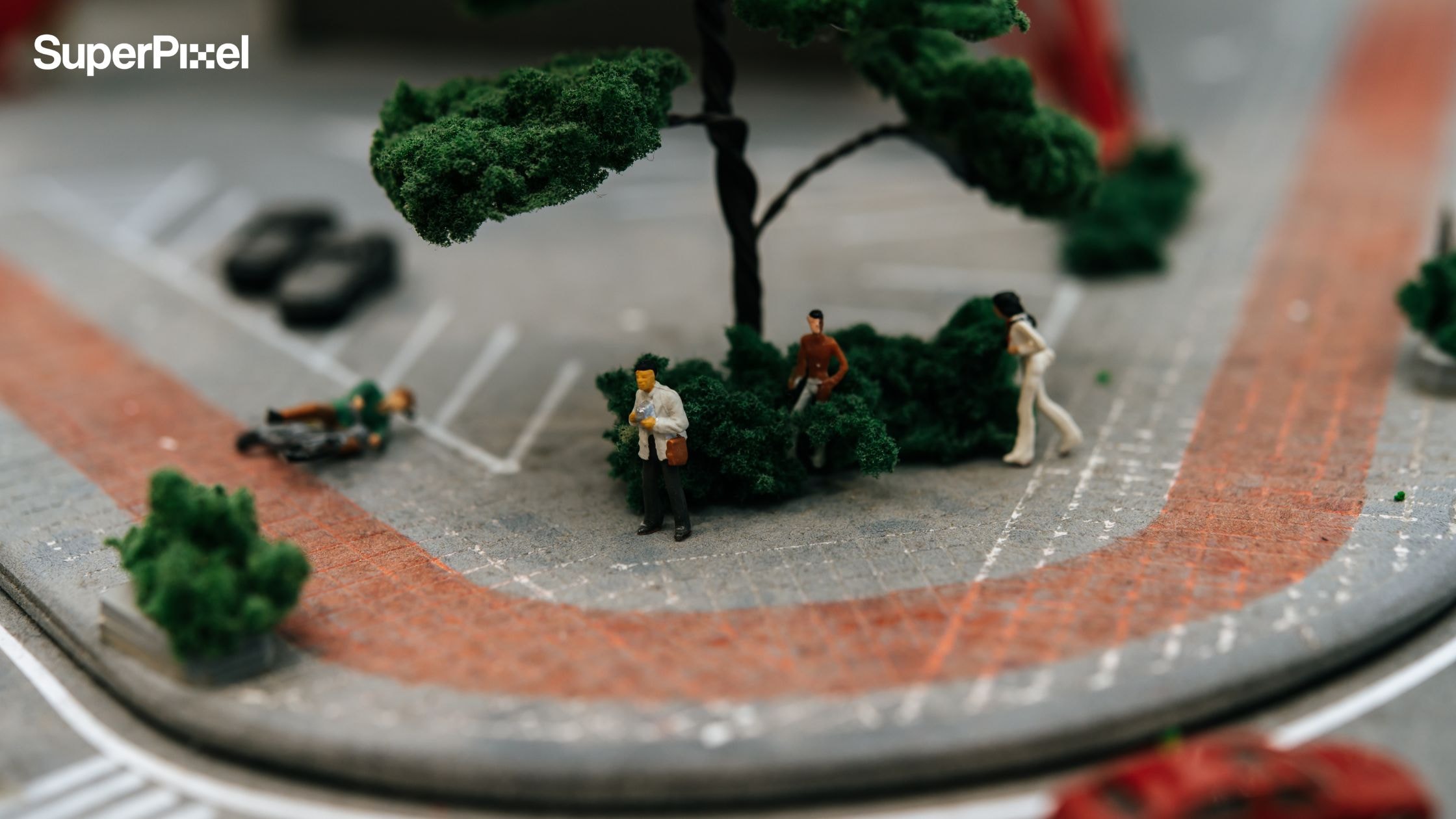 Detail view of small model characters strolling in a park setting. (dok.freepik/jco)