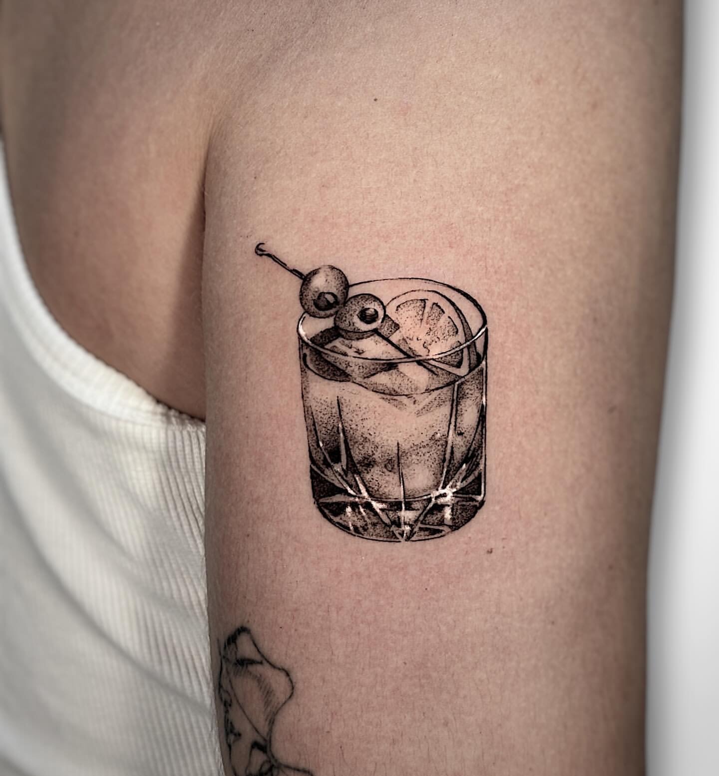 Cocktail tattoo auf arm
