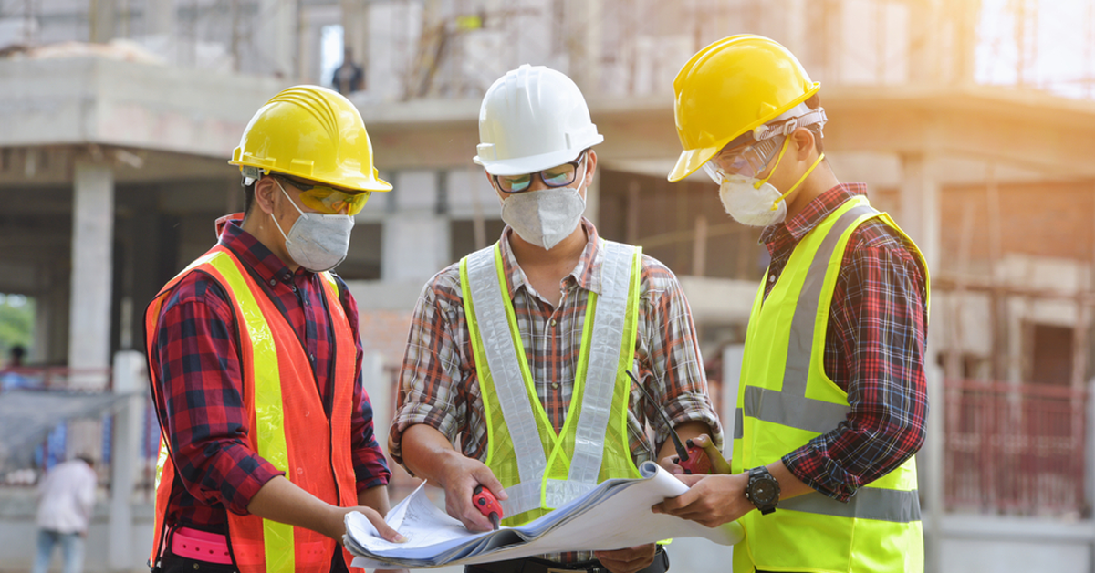 How does the federal government choose construction contractors?