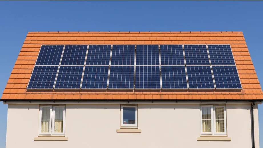 سقف با پانل خورشیدی نصب شده است.                      