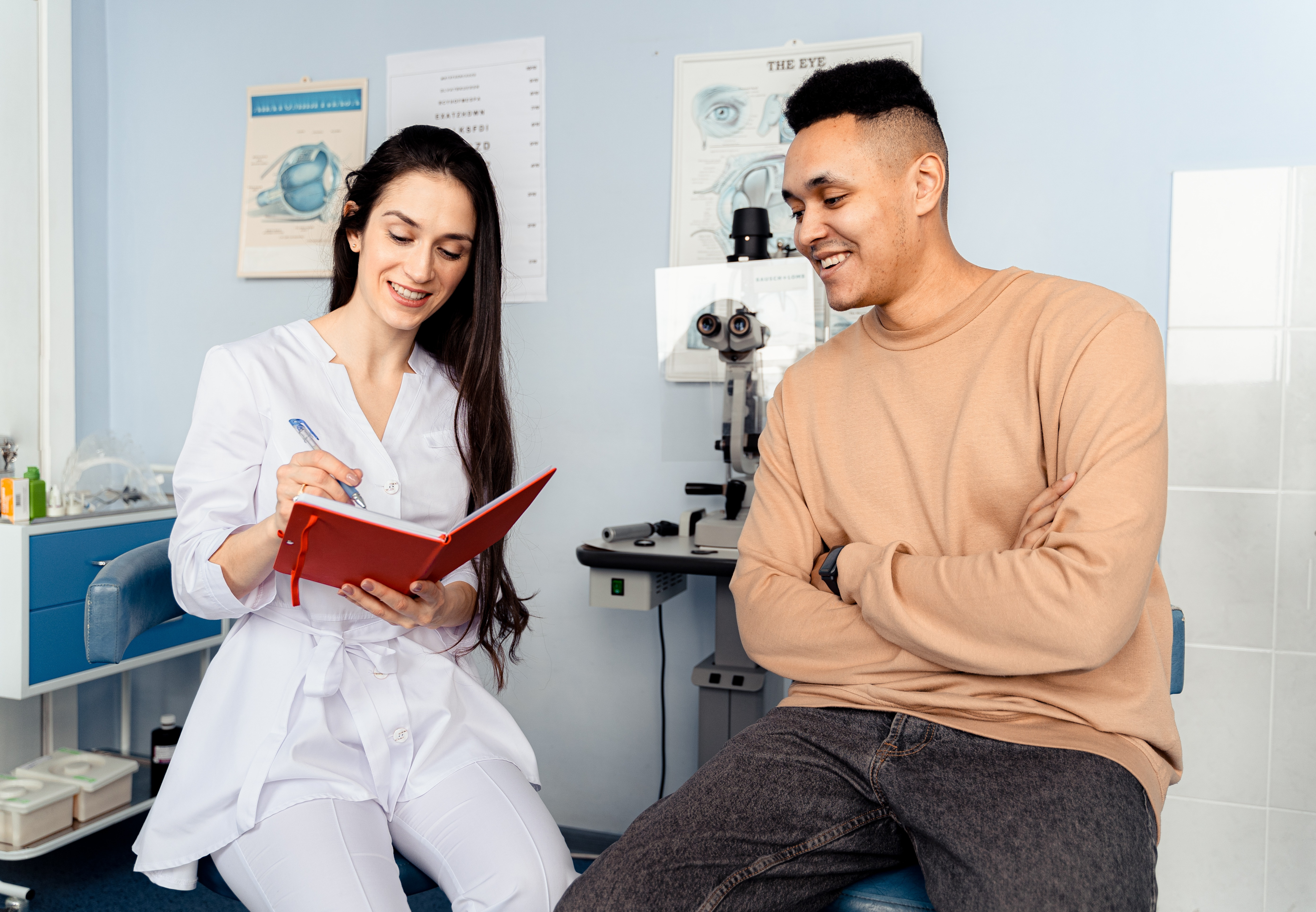 Doctor talking to patient about the best health indurance to get in Germany