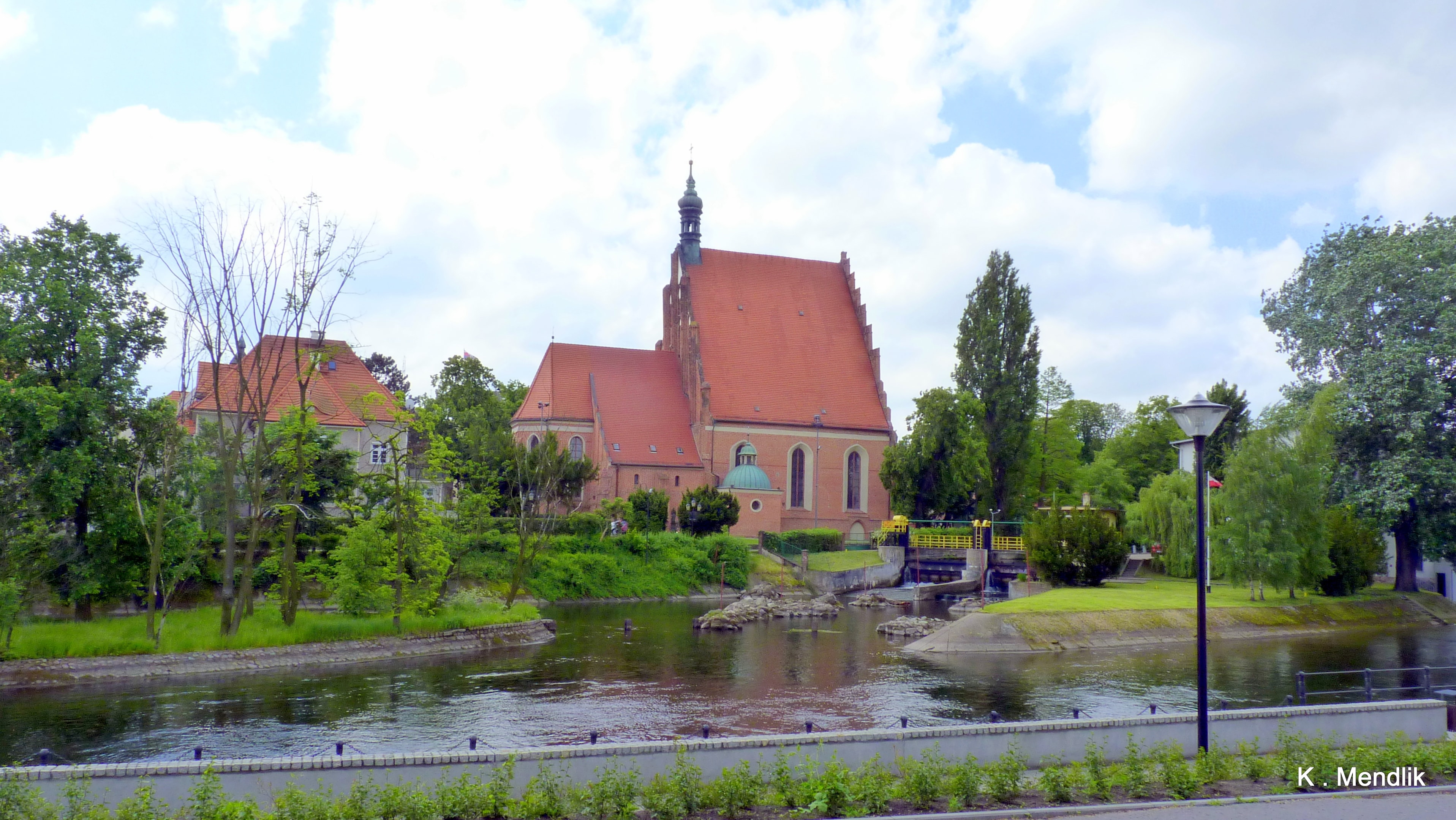 Katedra Bydgoska (źródło: https://commons.wikimedia.org/wiki/File:Bydgoszcz_-_%C5%9Aw._Marcina_i_Miko%C5%82aja_-_Katedra_Bydgoska_widok_z_brzegu_rzeki._-_panoramio.jpg)