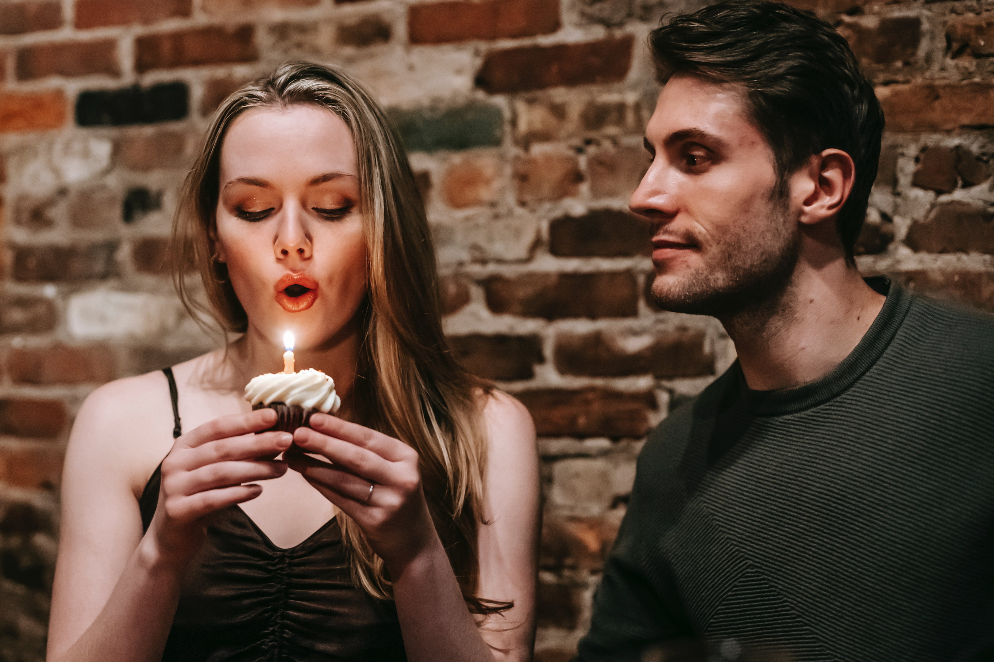 gifting, inspiration, cute couple, chocolate cupcake