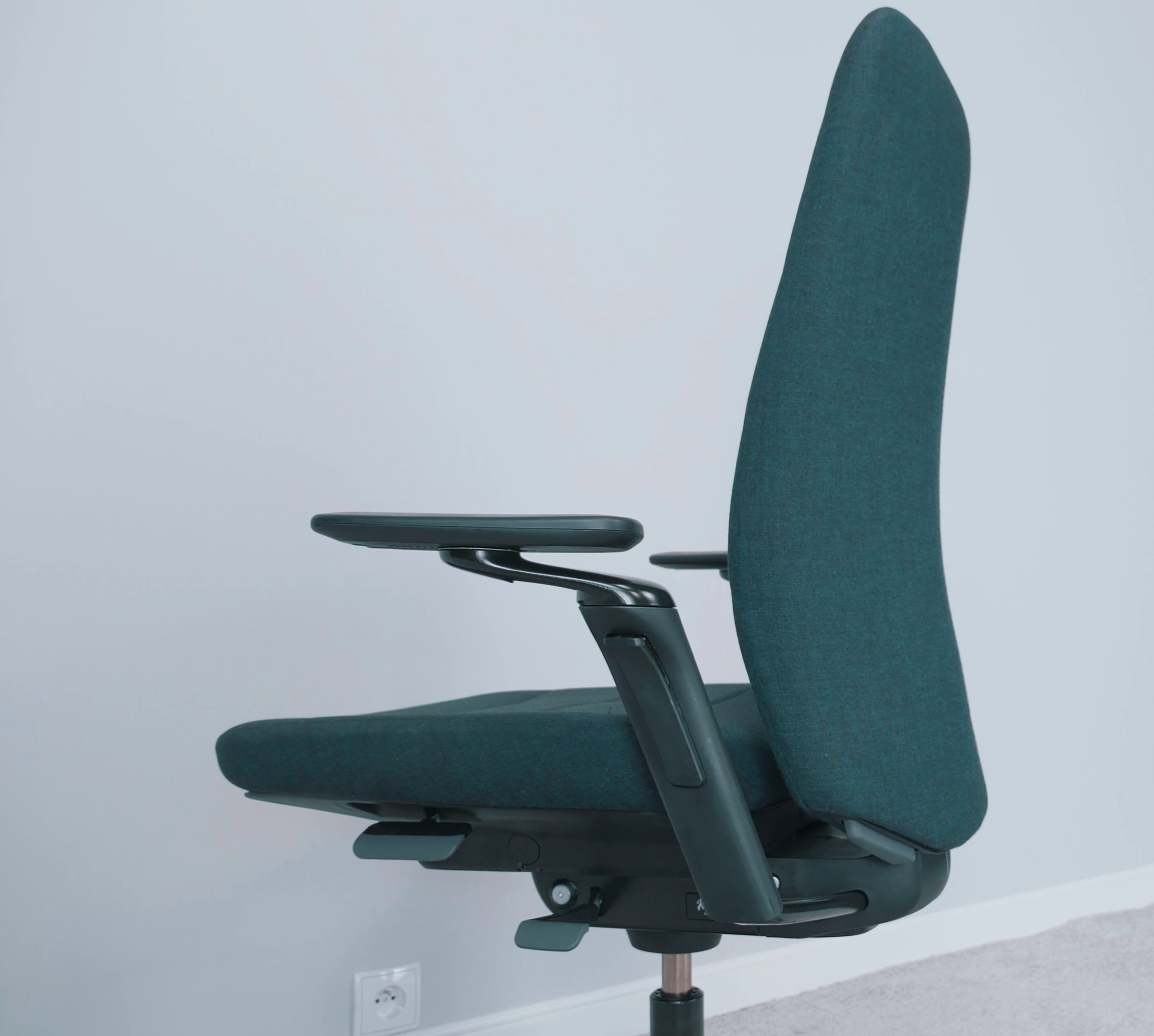 Kinnarps Capella – ergonomiczny fotel do biura, który zmienia sposób siedzenia 1 Kinnarps Capella. Źródło: Brastech