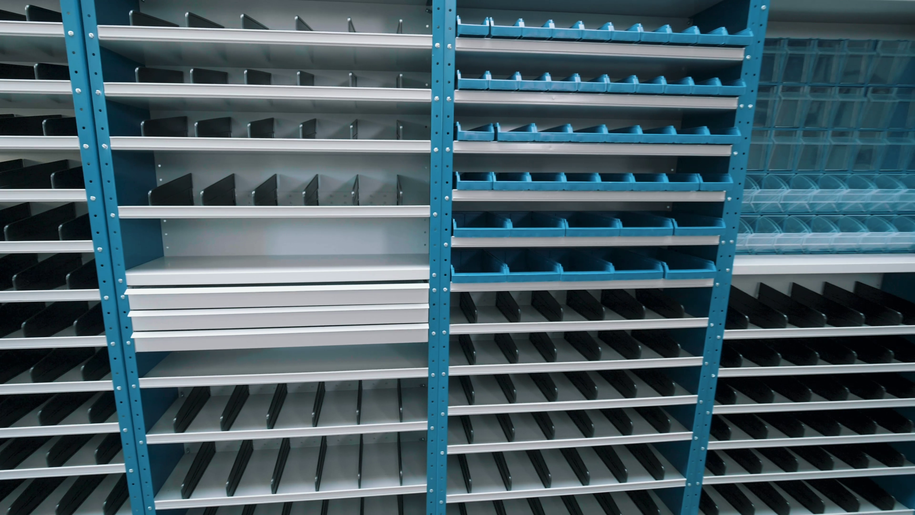 Szafa z pojemnikami Brastech – funkcjonalność, trwałość i jakość wykonania 5 Gama regałów z pojemnikami. Źródło: Brastech