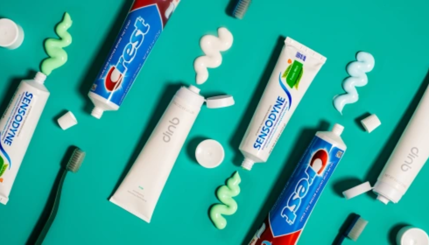 Flere tannkremtuber fra Sensodyne, Crest og Quip med farget tannkrem på turkis bakgrunn og tannbørster.
