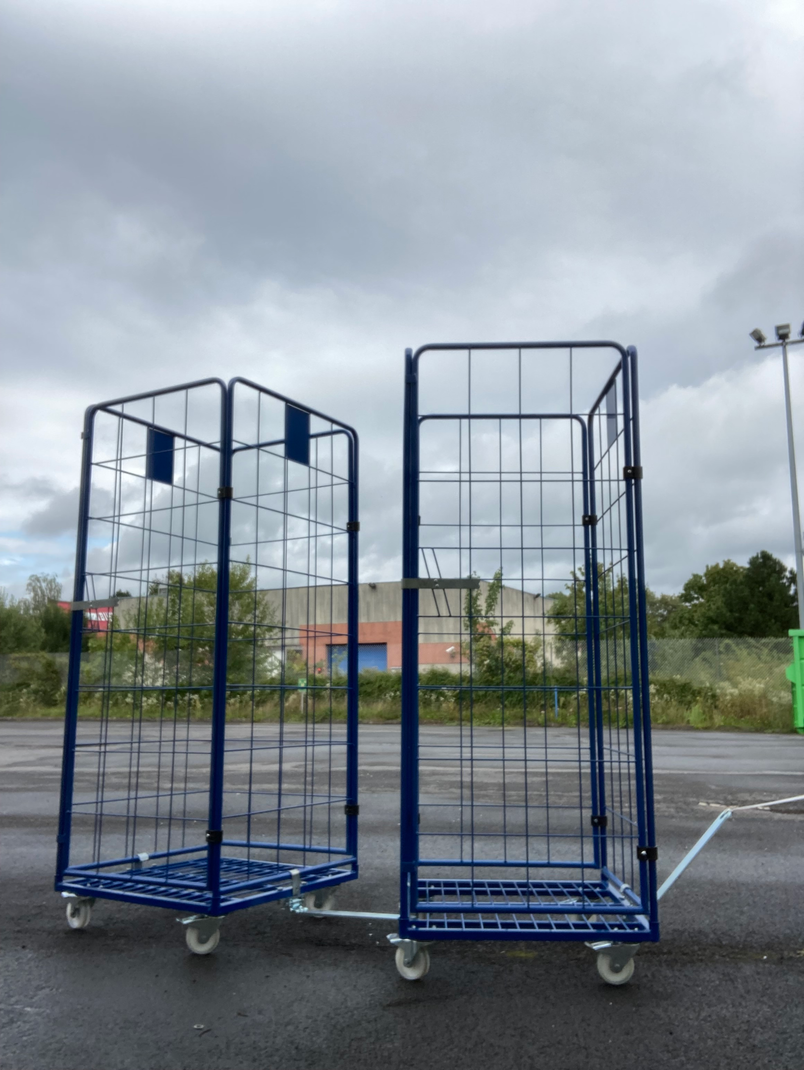 2 rolls de manutention tractés avec timon d'attelage