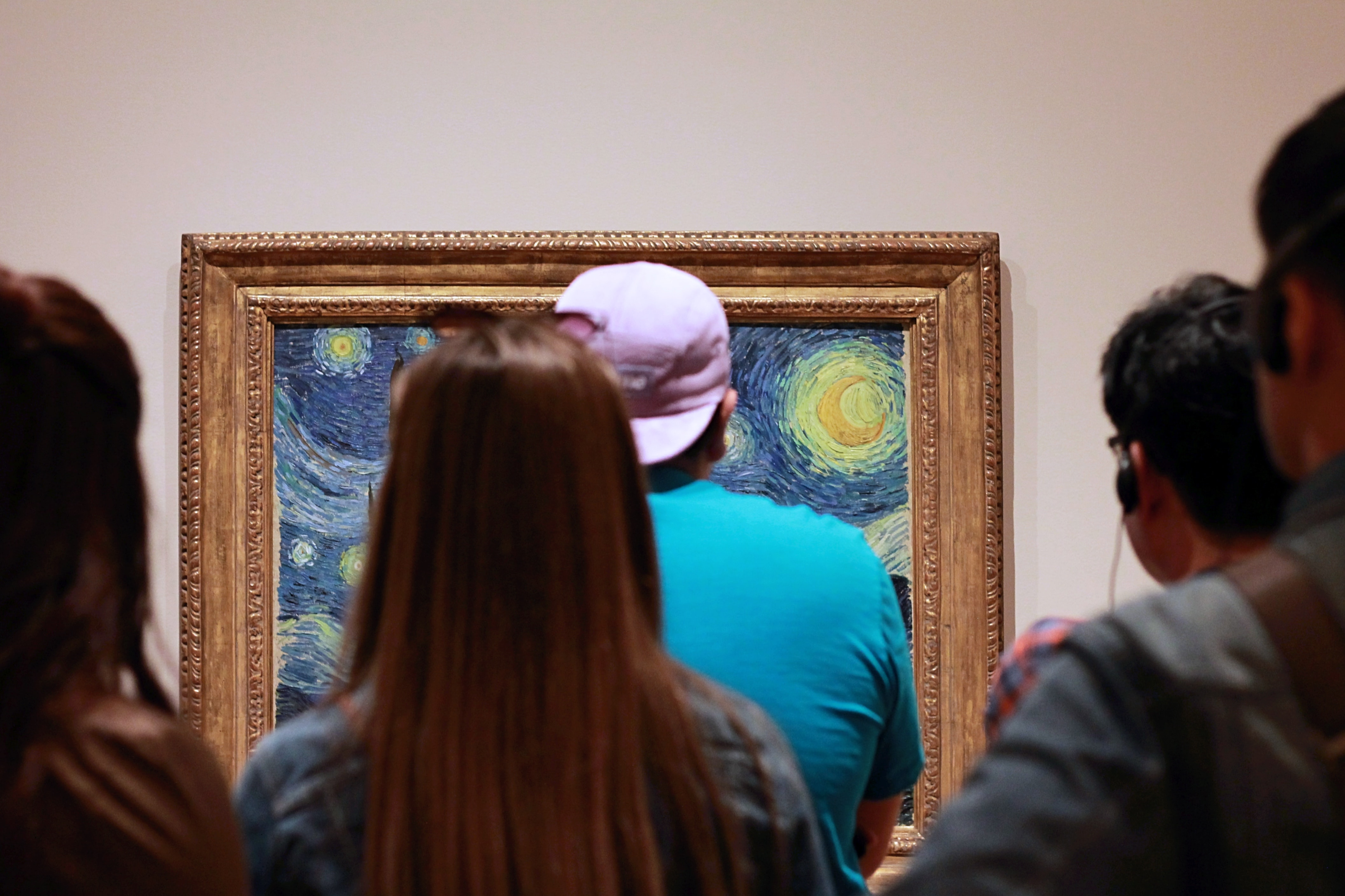 44eed7c0 f320 4335 98a0 18a260f16a54 Crowd in front of Vincent van Gogh's Starry Night