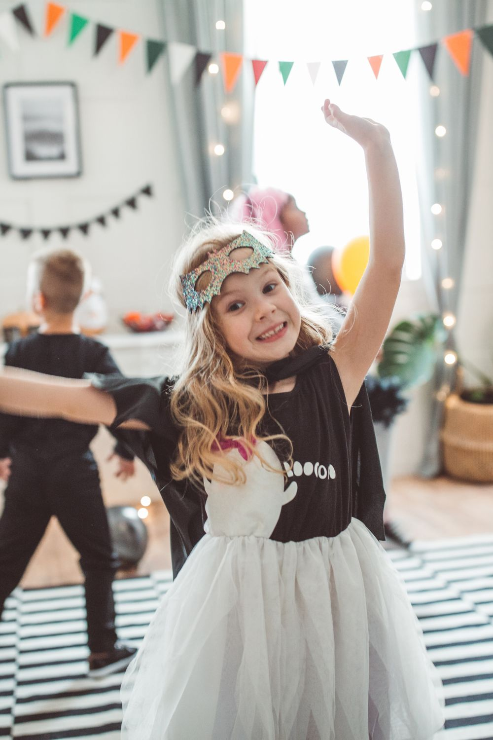 Little girl playing - featured In Kids party games and ideas