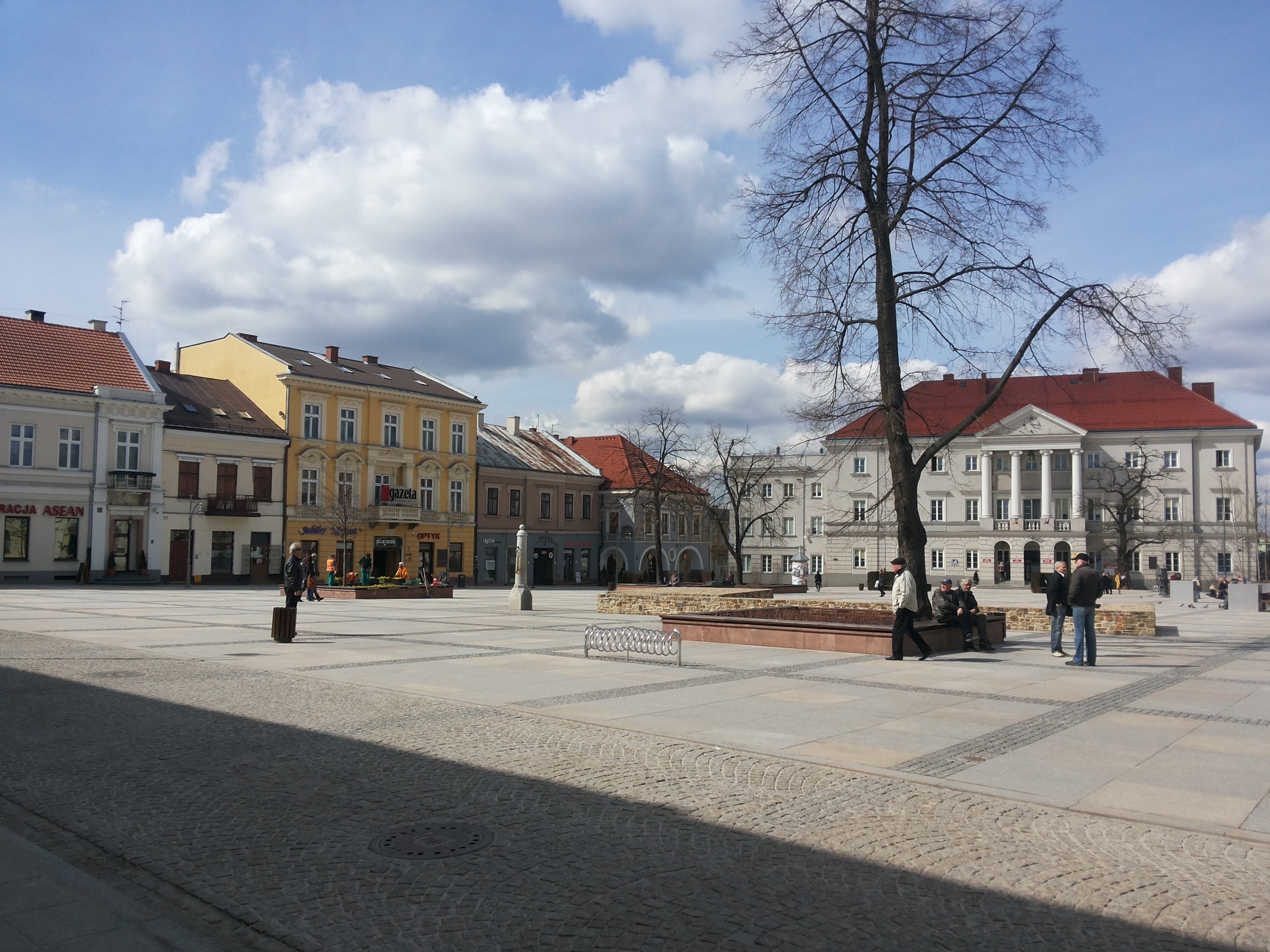 Rynek w Kielcach (źródło: https://commons.wikimedia.org/wiki/File:Rynek_w_Kielcach_3.jpg)