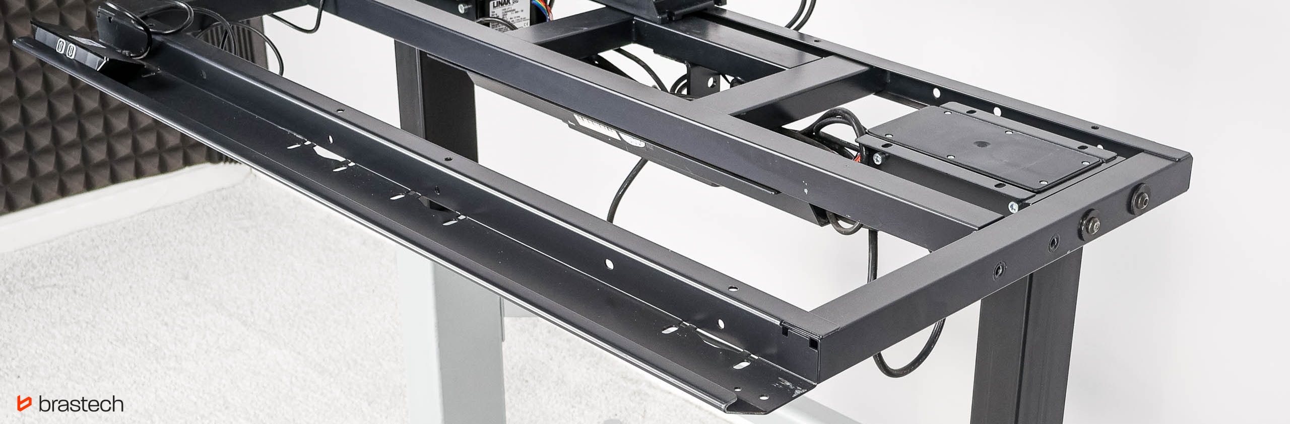 Recenzja biurka Aspa z mechanizmem Linak – biurko elektryczne, które spełni Twoje oczekiwania. 8 Szyna na przewody bądź przybory. Źródło: Brastech