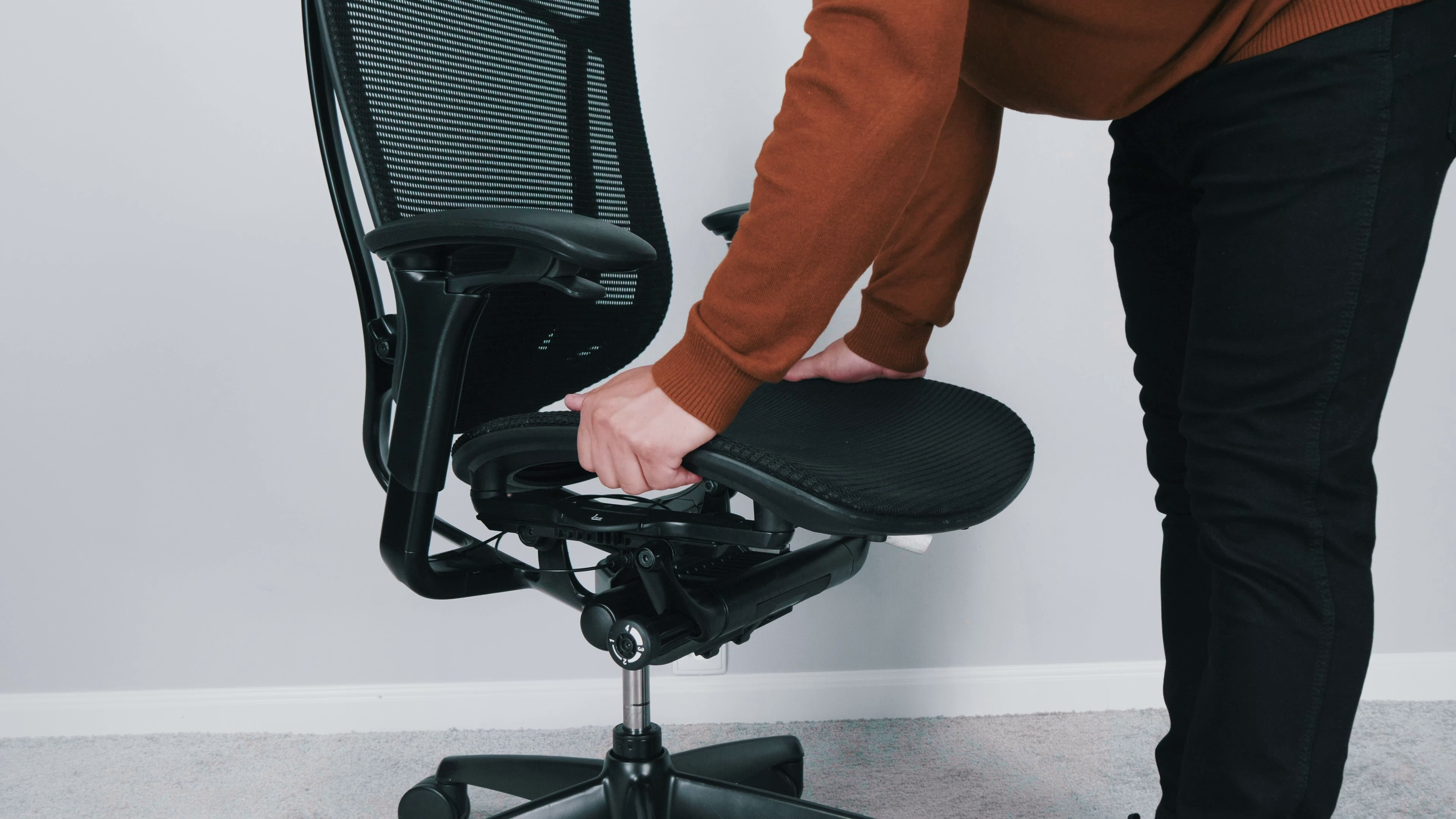 Siedzisko siatkowe czy piankowe – które rozwiązanie wybrać do fotela biurowego? 2 Siedzisko siatkowe z ramą. Źródło: Brastech