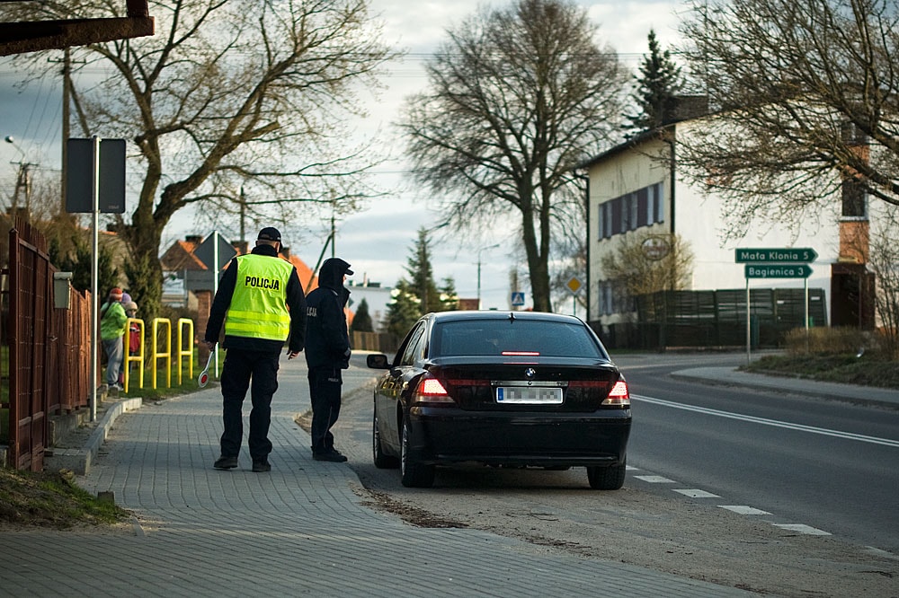 Na zdjęciu funkcjonariusz przeprowadzający kontrolę. Źródło: https://www.flickr.com/photos/barteko/5620085320