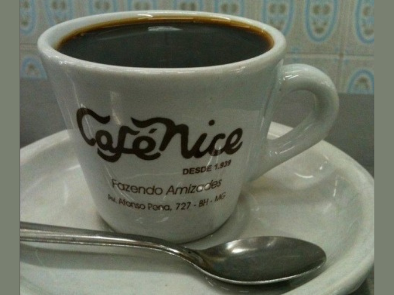 Xícara de café e colher sobre pires. Imagem: Reprodução Instagram. 