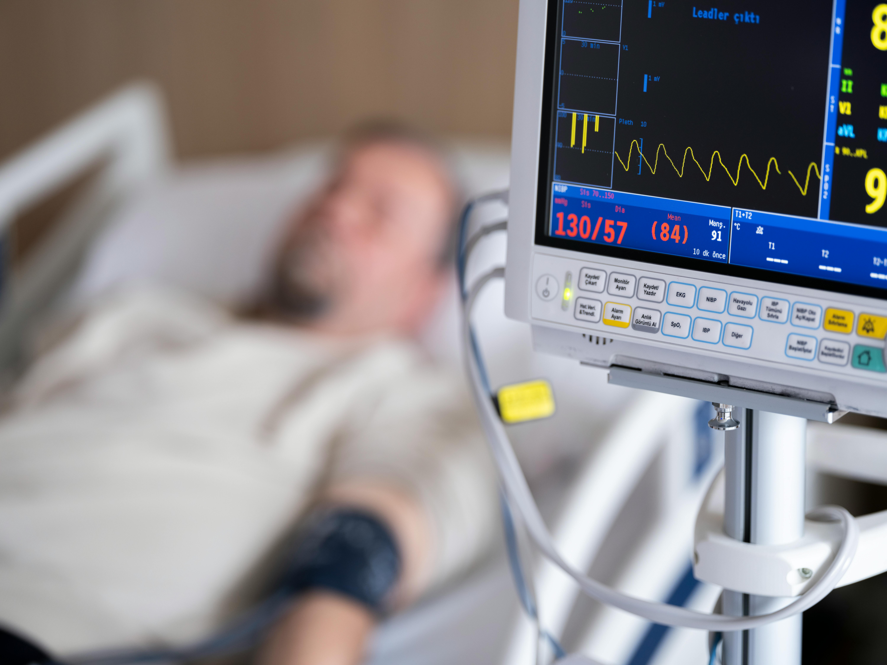 Free a patient whose blood pressure and pulse are measured in the hospital Stock Photo