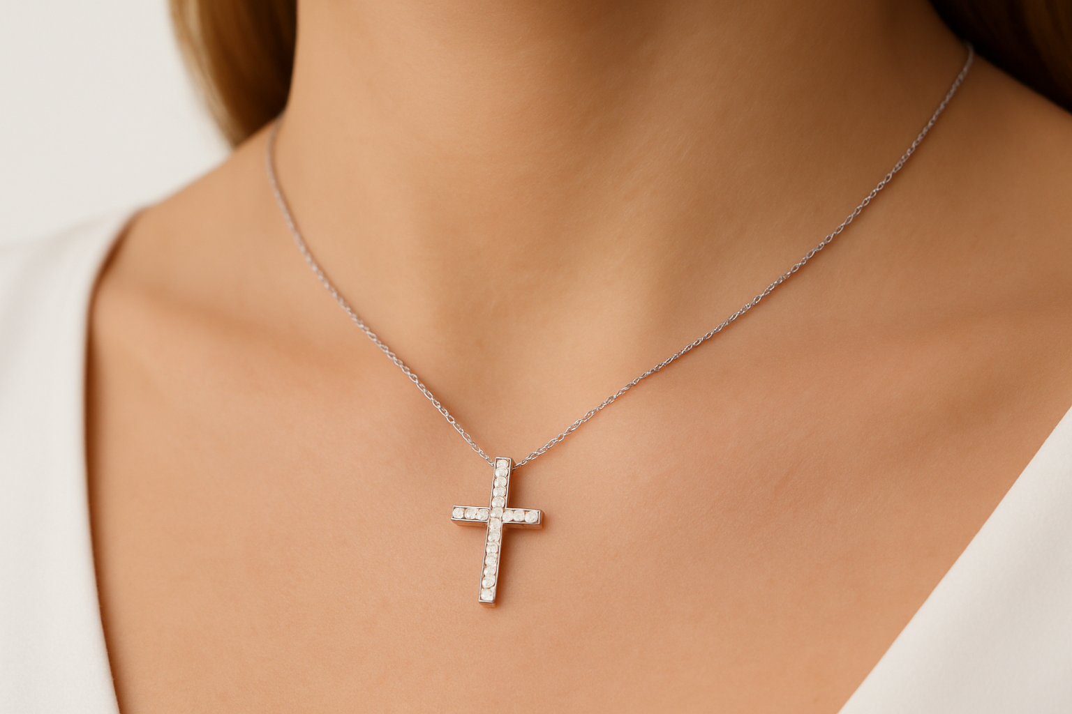 Balto aukso kryžius su deimantais 