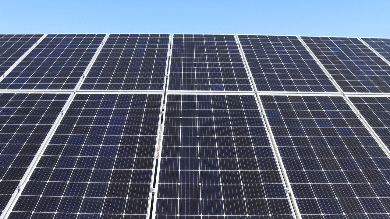 Tak wygląda montaż paneli fotowoltaicznych.