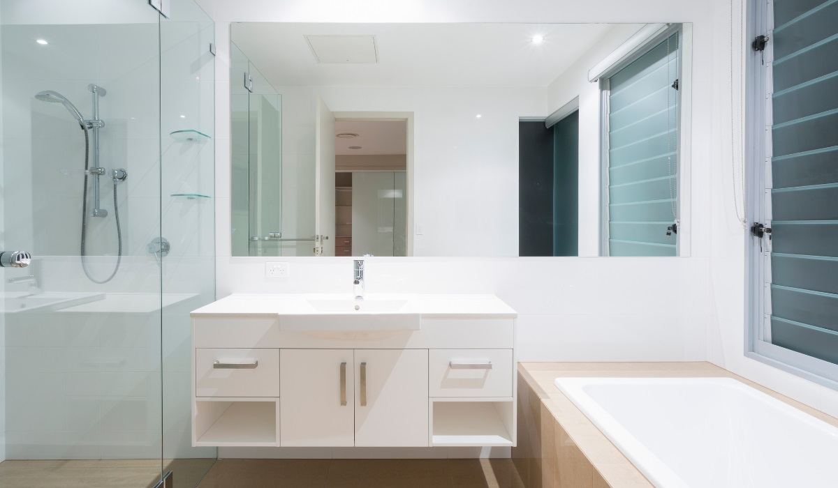 Modern white bathroom - large wall mirror 