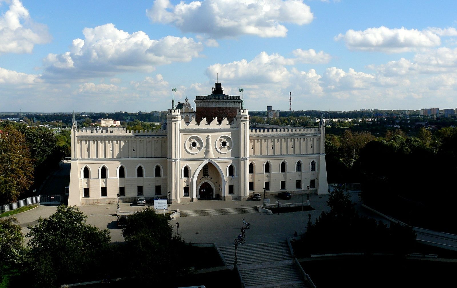 Zwiedzanie Lublina i Zamek Lubelski o imponującym wyglądzie. Źródło: https://commons.wikimedia.org/wiki/File:Zamek_w_Lublinie_od_strony_zachodniej.jpg