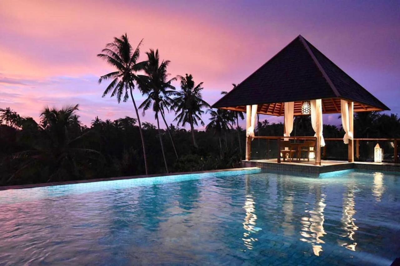 luxury villas with outdoor pool 