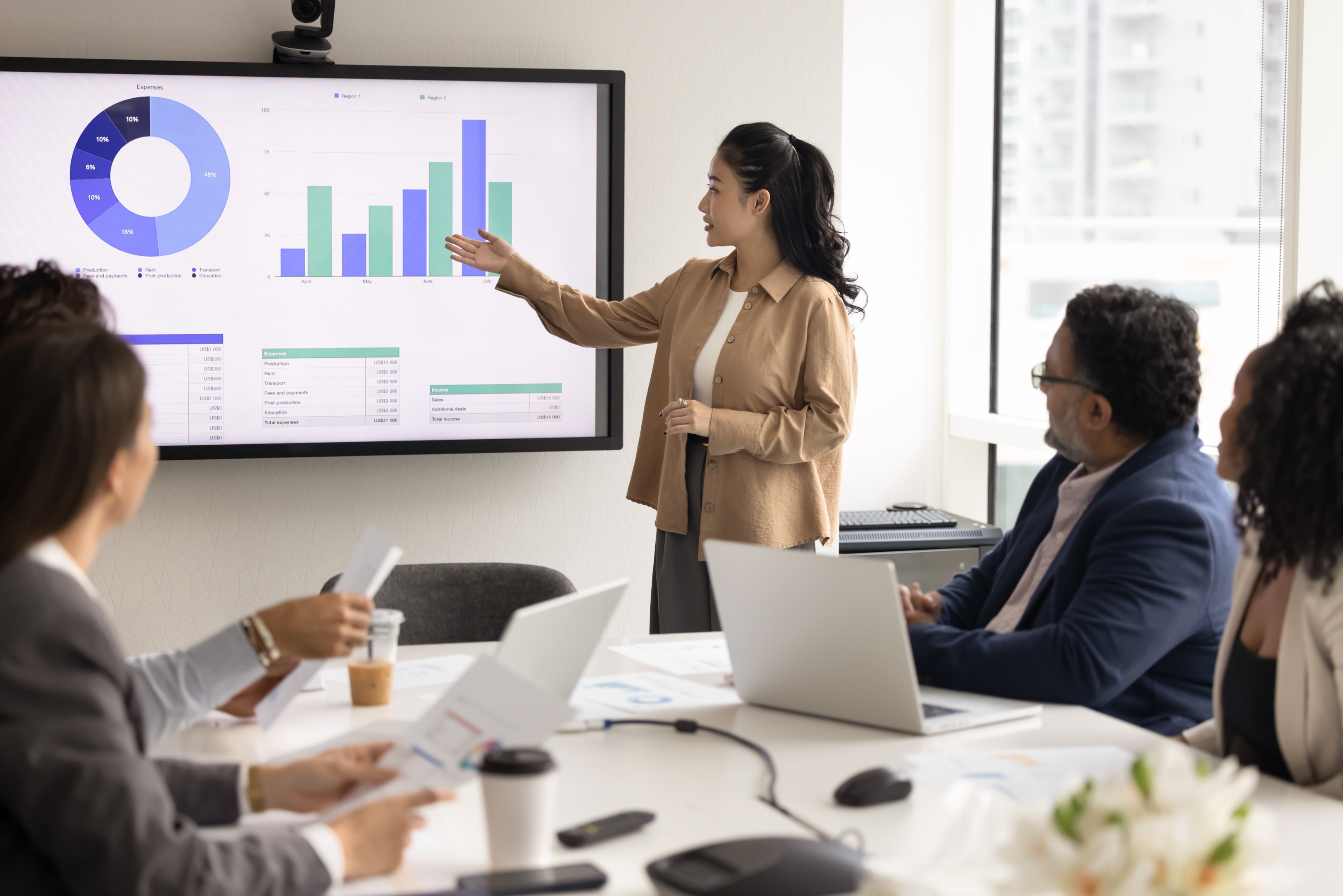 ustalanie względnych kosztów konkurentów i praca nad strategią przez zarząd