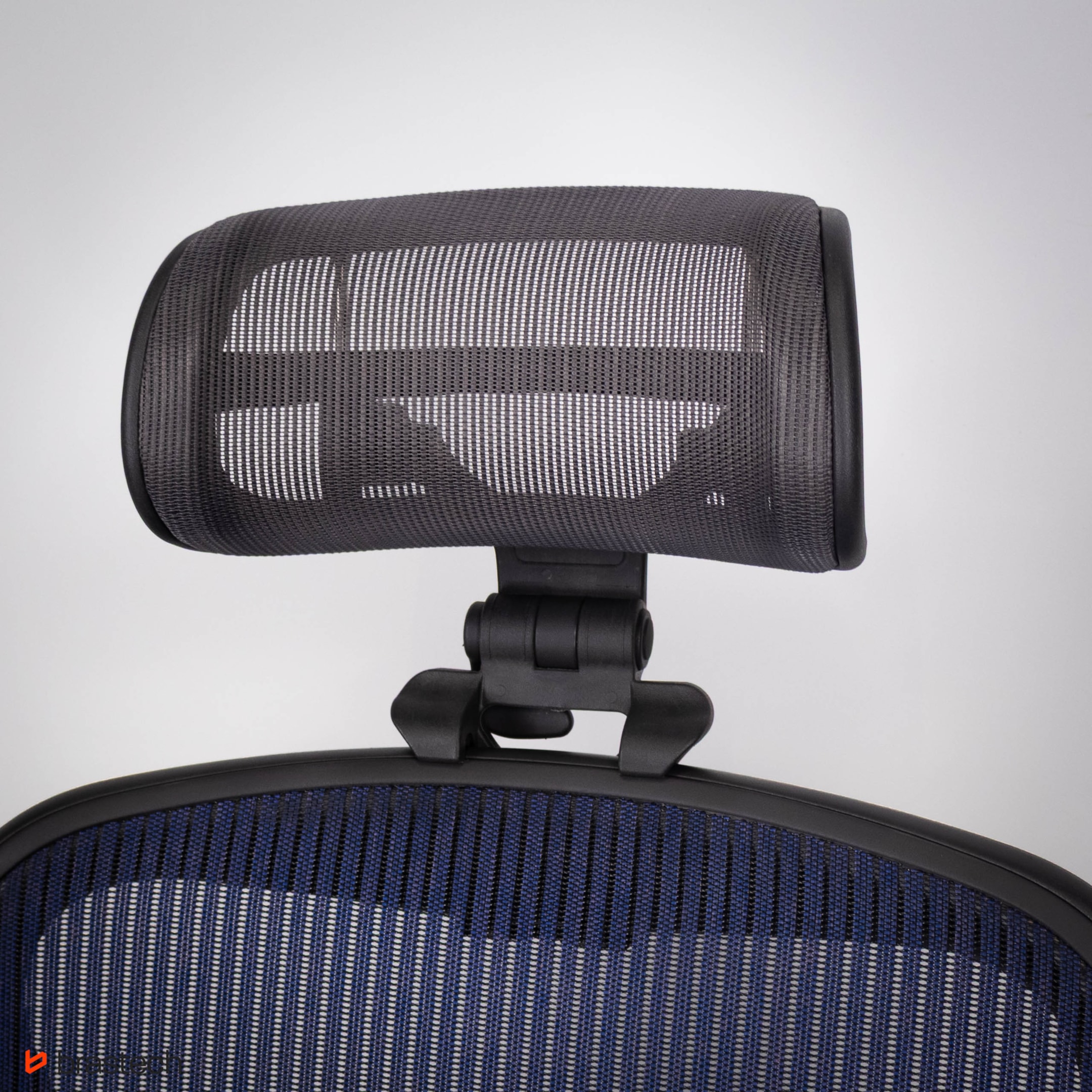 Fotel biurowy – klucz do zdrowia, komfortu i efektywności w pracy 8 Zagłowek do Herman Miller Aeron. Źródło: Brastech